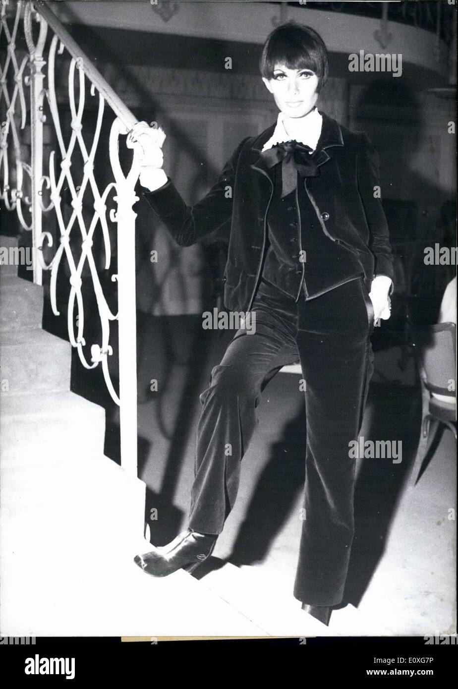 11. November 1966 - zum ersten Mal in Deutschland...,,, '' Wunderkind von  Paris'' und Nachfolger von Dior, Yves Saint-Laurent, präsentierte seine  Kollektion im Hotel Bayerischer Hof in München. Neben lange Abendkleider  wurden