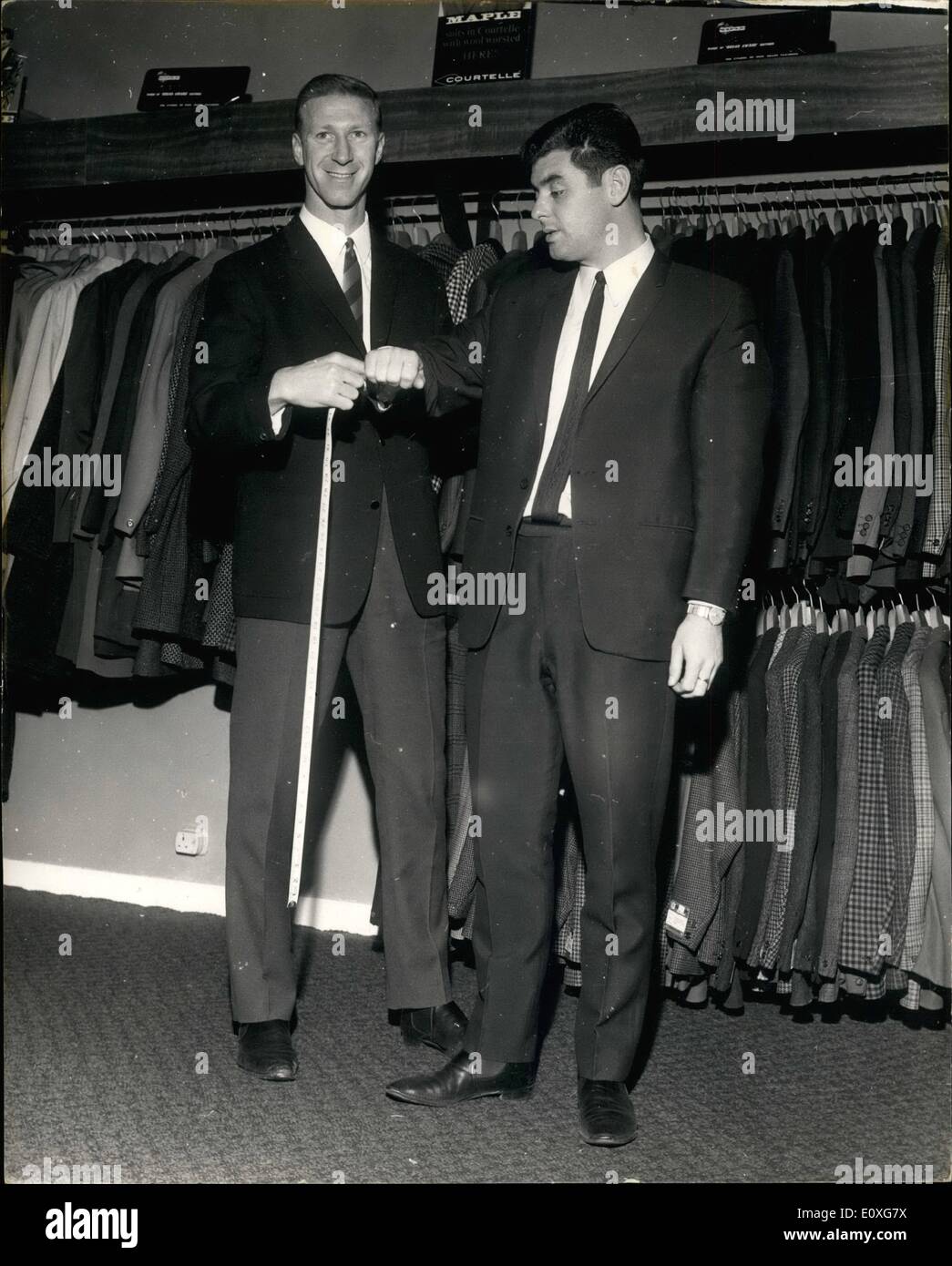 11. November 1966 - Jack Carlton in seiner New Menswear Shop.: England Zentrum halbe Jack Charlton zur Einschätzung der Opposition auf dem Fußballplatz, aber jetzt Jack dient hat eine neue Rolle - Dimensionierung des Kunden in seinem neuen Herrenmode-Geschäft in Garforth, Leeds genommen. In ein makellos maßgeschneiderte dunkle Jacke ist Jack für das Geschäft des Seins ein Verkäufer - und machen einen erstklassigen Job davon immer nach unten. Jack sagte: "als erstes musst du in diesem Job Lernen ist intakt. Der Kunde hat immer Recht Stockfoto