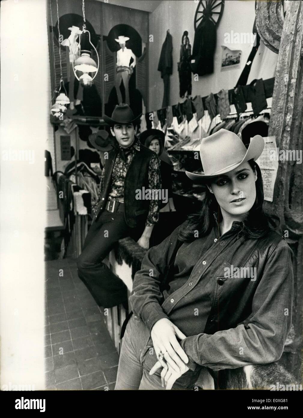 11. November 1966 - geht Oxford Street '' Western''. Eine Boutique namens "The Westerner", eröffnete gestern in der Londoner Oxford Street, für diejenigen, die in der westlichen gemacht gekleidet sein wollen. Der neue Shop angekündigt, dass es ausschließlich Cowboy Getriebe verkaufen würde, weil dies, was war '' in'' weiter sein. Foto zeigt Schauspielerin Micky De Rauch und Tony Marken tragen westliche Gang in den neuen shop gestern. Stockfoto