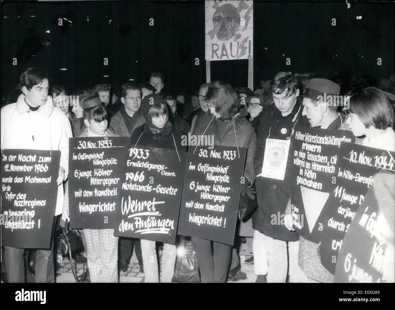 11. November 1966 - Demonstration gegen die NPD in Köln. Am 24.11.1966 gab es eine Demonstration gegen die deutsche Partei NPD. Etwa 1000 Personen nahmen Teil, sie ging an den Gedenkstein für die Opfer des "Dritten Reiches" und legte dort einen Kranz nieder. OPS: Die Demonstration am 24.11.1966 in Köln / Deutschland. Stockfoto
