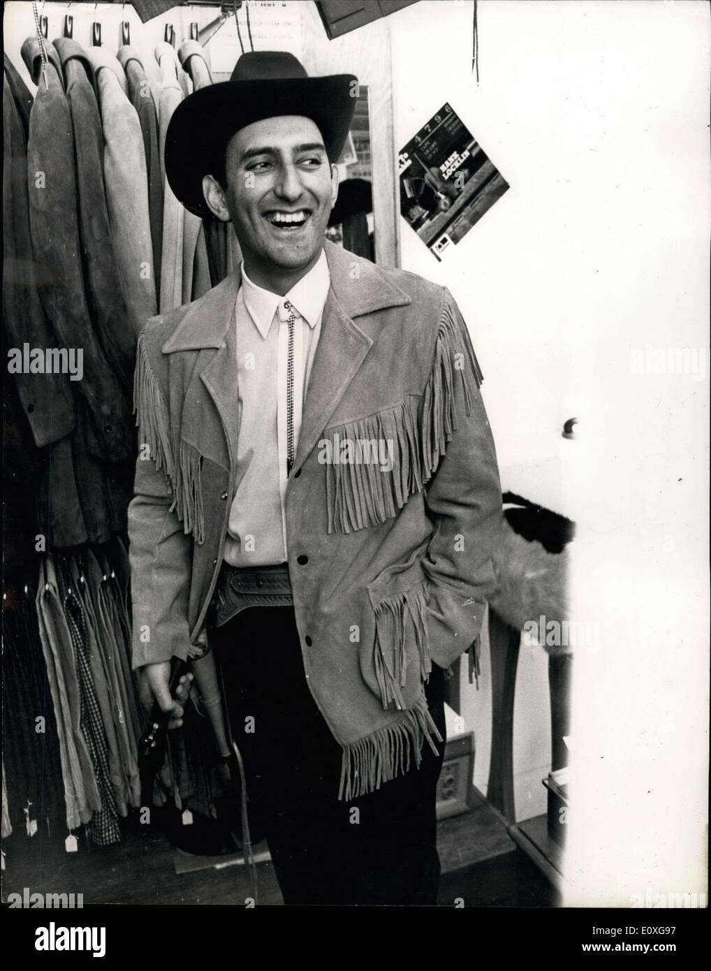 15. November 1966 - geht Oxford Street '' Western''; Eine Boutique namens '' die Westenrner'', eröffnete gestern in der Londoner Oxford Street, für diejenigen, die in der westlichen Mode gekleidet sein wollen. Der neue Shop angekündigt, dass es ausschließlich Cowboy Getriebe verkaufen würde, weil dies '' in'' weiter werden wollte. Foto zeigt John Michael - der Besitzer des neuen Shop - '' The Westerner'' im Bild gestern. Stockfoto