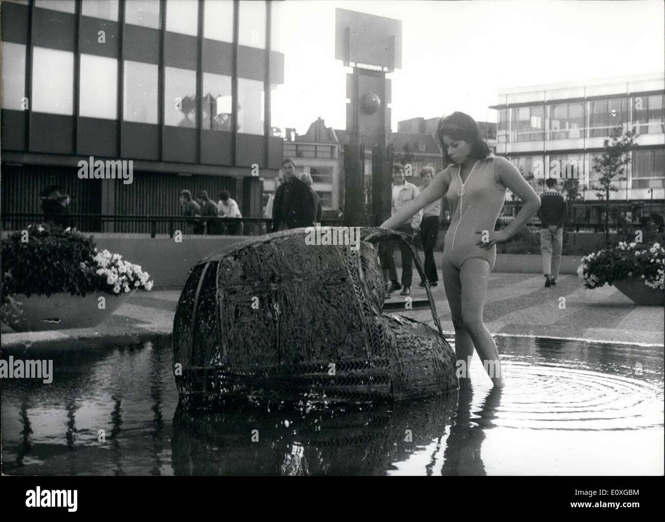 Sept. 10, 1966 - eine große Show fand auf dem Dach des Europäischen Zentrums in Berlin. Es war eine Ausstellung von Ben Wargin auf Statuen, in denen über 30 Aussteller teilnehmen, darunter Namen wie Gerson Fehrenbach, Professor Genda, Karl Hartung und Bernhard Heiliger. Im Bild: Nicole hier ist ein Kunstliebhaber und man kann sagen. Da französischen Künstlers Olivier Descamps Statue im Wasser ist, ließ es ihr keine andere Wahl als zu steigen rechts für einen genaueren Blick. Stockfoto
