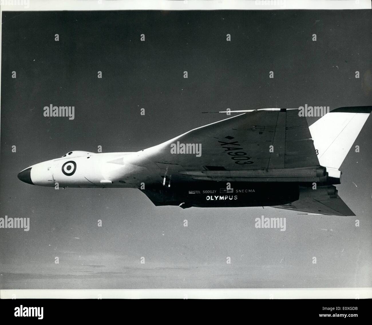 Sept. 23, 1966 - 23.09.66 Olympus 593 fliegenden Prüfstand im Flug. Foto zeigt: Ein Luft-Luft-Bild von der Vulcan-Bomber die Bristol Siddeley Erkundung den Concorde subsonic Flugbereich geändert worden ist. Ein Bristol Siddeley/SNECMA Olympus 593 Turbo-Jet, der Concord Power Unit wurde in den Bombenschacht der Vulcan B MK 1 Flugzeuge ausgestattet. Stockfoto