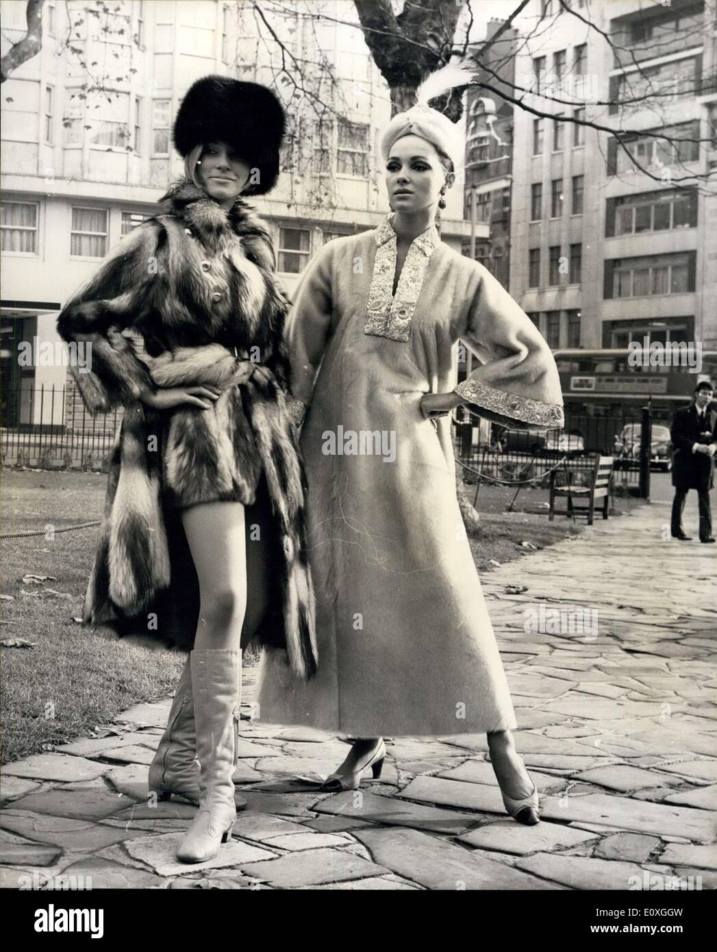 29. November 1966 - spannende Fell Outfits in London gezeigt: Sidney Massin, die berühmten Mayfair Kürschner, die an die Fashion Show auf dem schillernden Ski-Ball Morgen teilnehmen ist völlig zeigte eine Reihe von spannenden Pelz-Outfits, bei einem Foto-Shooting in London heute. Foto zeigt The Hon Mrs Mary Howard (links), Modellierung Sidney Massins Schiwago Mantel in Fitch mit passenden micro Rock, Preis 350 Gns, während auf der rechten Seite, Angela Pringle (sie ist die Ehefrau von Jonathan Sieff, wohlhabenden Mitglied der Familie Marks & Spencer) und trägt einen Kaftan im Siegel von Savita entworfen und hergestellt von Sidney Massin Stockfoto