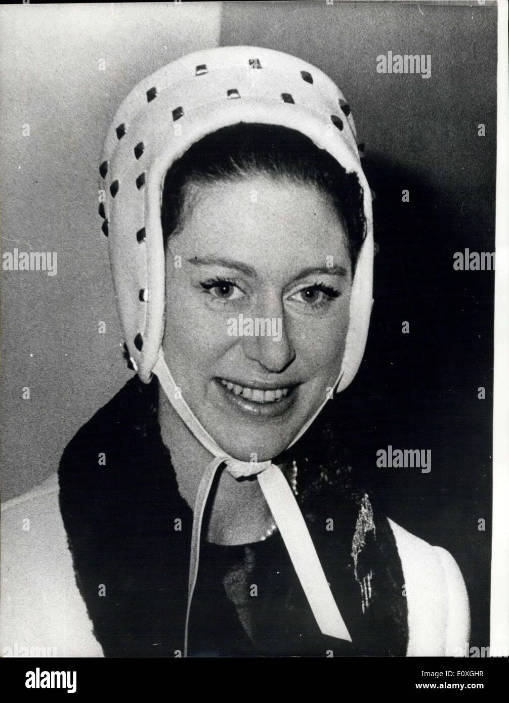 7. Dezember 1966 - Prinzessin Margaret In '' Para'' Hut: Prinzessin Margaret trägt ihr mittlerweile vertraute unter dem Kinn gebunden '' Para'' Hut für ihren Besuch in Ashford Schule für Mädchen in Kent gestern. Die Prinzessin eröffnet neue Gebäude an der Schule die wurde 1910 gegründet und hat jetzt einige 700 Wissenschaftler. Stockfoto