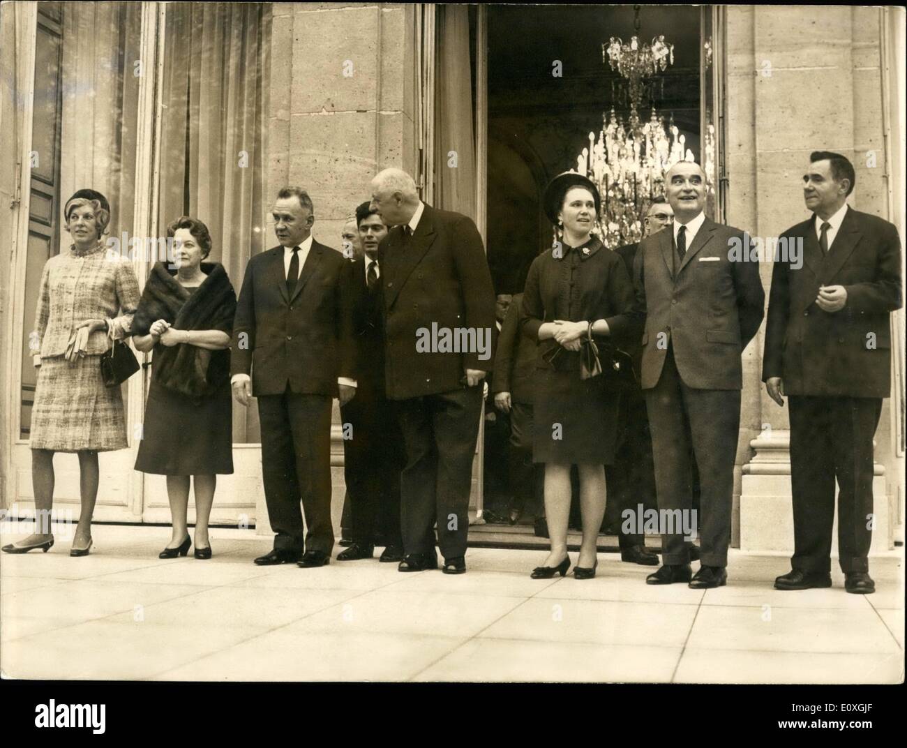 12. Dezember 1966 - Kosygin auf neun Tage nach Frankreich: sowjetische Premier ALEXEI KOSYGIN in Paris für einen neuntägigen Besuch in Frankreich angekommen: im Bild auf den Stufen des Elysée-Palast von L.to R.: Mme Pompidou, Ehefrau des französischen Premierministers, Mme De Gaulle, Kosygin, De Gaulle, Ludmilla Gvichiani (Kosygin Tochter, begleitet von ihrem Vater Mme Kosygin, krank zu sein); Premierminister Pompidou und Andrei Gromyko, sowjetischer Außenminister. Stockfoto
