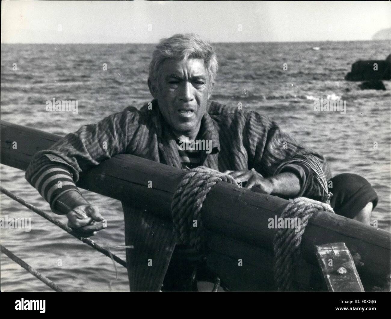 12. Dezember 1966 - ist eine große Besetzung von Schauspielern auf der Isola Elba, in dem Film '' The Rover"unter der Regie von Terence Young und basierend auf dem Roman von Joseph Conrad, produziert von Alfredo Bini. Die Sterne sind Rosanna Schiaffino, Anthony Quinn, Richard Johnson RIta Hayworth. Foto zeigt Anthony Quinn als '' Payrol " Stockfoto