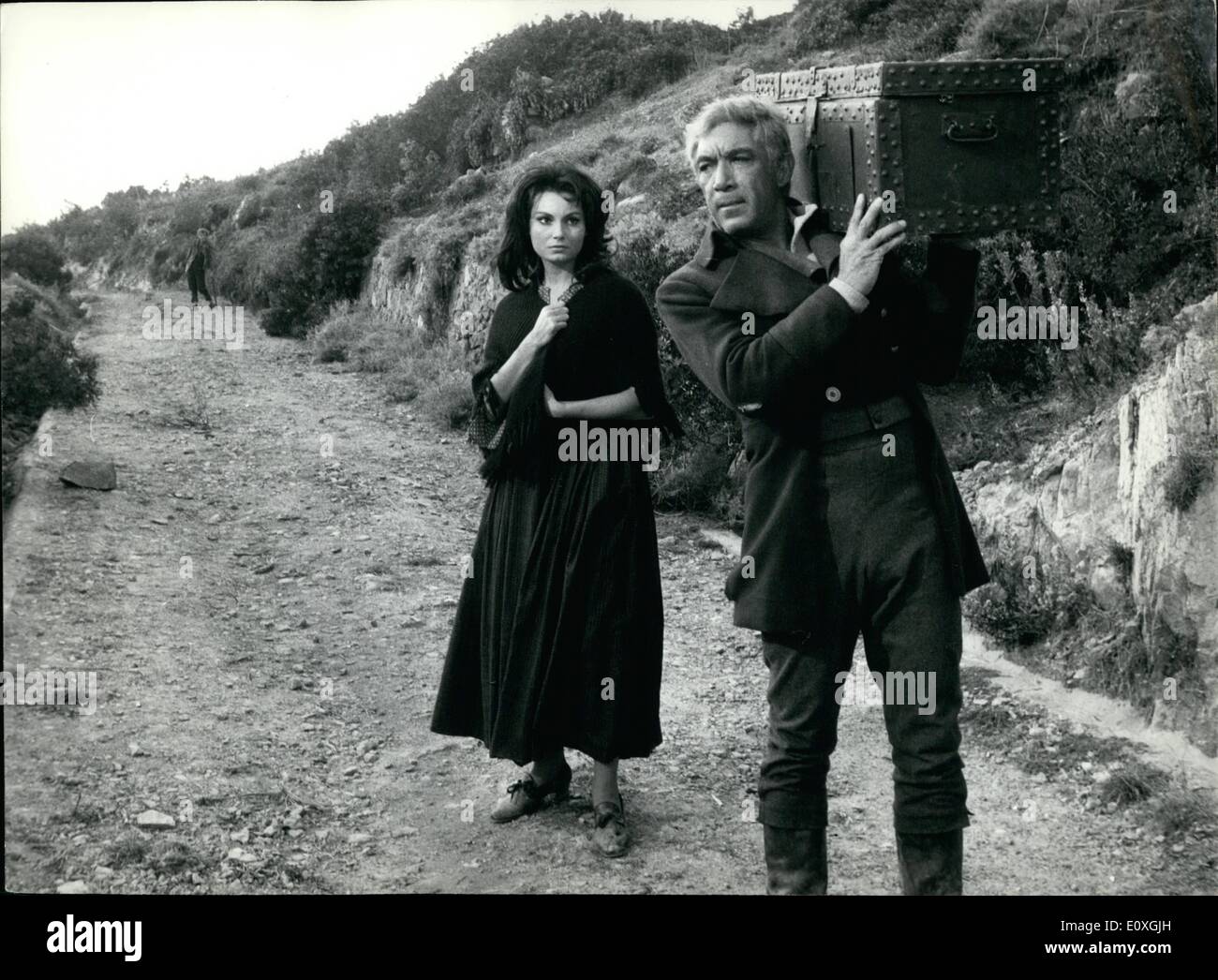 12. Dezember 1966 - ist eine große Besetzung von Aktionen auf die Isola D'Elba, in dem Film '' The Rover"unter der Regie von Terence Young und basierend auf dem Roman von Joseph Conrad, produziert von Alfredo Bini. Die Sterne sind Rosanna Schiaffino, Anthony Quinn, Richard Johnson Rito Hayworth. Foto zeigt Anthony Quinn und Rosanna Schiaffino Stockfoto