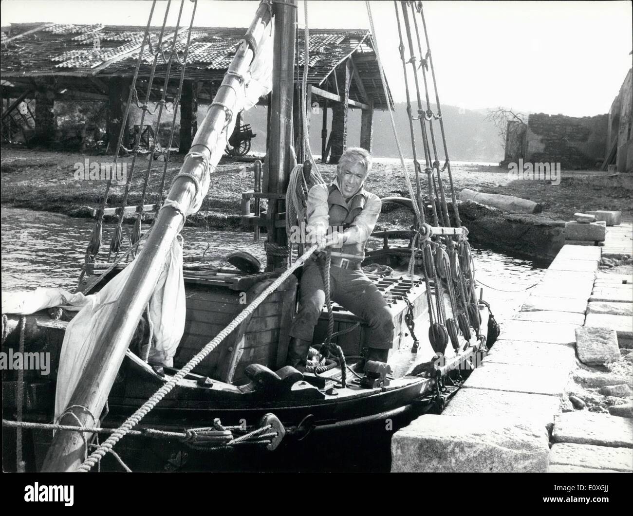 12. Dezember 1966 - ist eine große Besetzung von Aktionen auf die Isola D'Elba, in dem Film '' The Rover"unter der Regie von Terence Young und basierend auf dem Roman von Joseph Conrad, produziert von Alfredo Bini. Die Sterne sind Rosanna Schiaffino, Anthony Quinn, Richard Johnson Rito Hayworth. Foto zeigt Anthony Quin als '' Payrol " Stockfoto