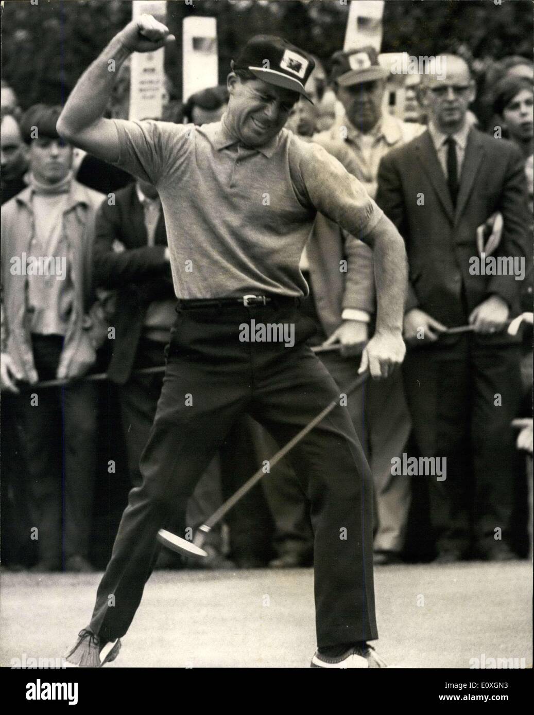 8. Oktober 1966 - Gary Player schlägt Nicklaus und behält seine Piccadilly World Match Play Championship: South African Golf-Star Gary Player beibehalten seiner Piccadilly World Match Play Championship in Wentworth heute, wenn er die amerikanischen Jack Nicklaus 6 und 4 schlagen. Das Foto zeigt Gary Player scheint in eine böse Stimmung - aber eigentlich ist er Linderung, die Spannung nach dem Schlaganfall die einen Birdie zwei sank. Stockfoto