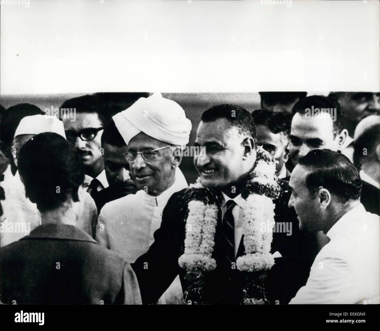 10. Oktober 1966 - Präsident Nasser kommt in Neu-Delhi, Indien - Yugosliavia besuchen-U.A.R. Summit Conference: Präsident Nasser, trägt eine Girlande nach seiner Ankunft am Flughafen von Palam, Neu-Delhi, Indien - Yugeslavia - U.A.R. Sumit Conference teilnehmen. Neben ihm mit Turban ist Präsident Radhakrishnan Indiens. Stockfoto