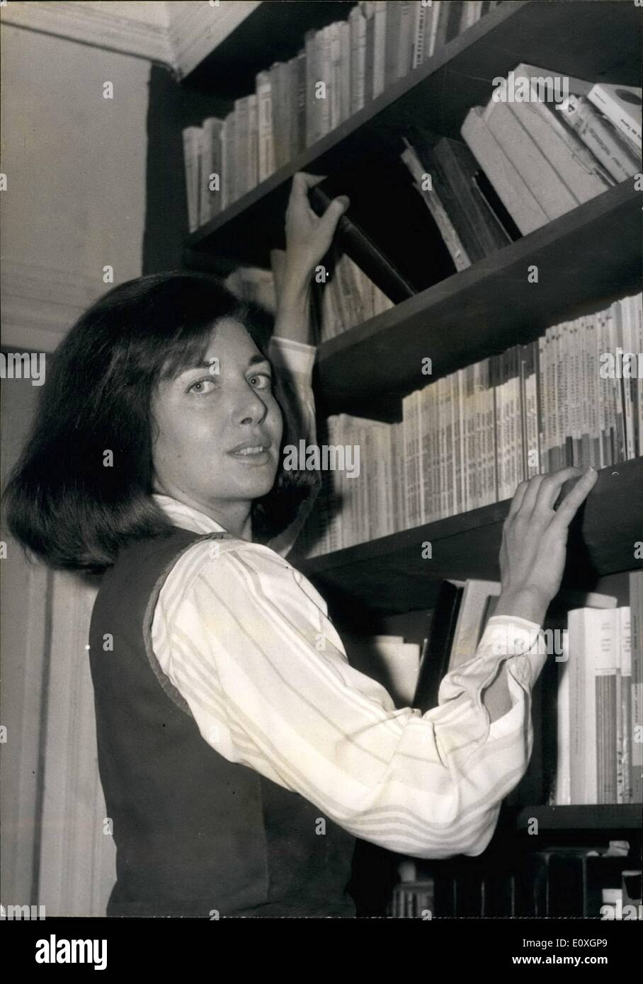 10. Oktober 1966 - Newcomer, französische Literatur: Griechisch stammende Maria Daraki, eine Frau Schriftstellerin ist einer der Kandidaten für die Liverary Awards vom Ende des Jahres. Foto zeigt: Maria Daraki zu Hause abgebildet. Stockfoto