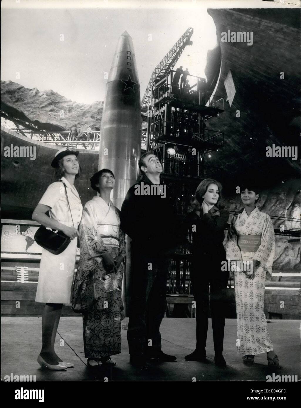 10 Okt 1966 Pinewood Rocket Geht In Orbit Von Man Made Volcano Fur Das Neueste James Bond Abenteuer Das Grosste Und Komplexeste Filminterieur Europas Wurde Fur Das Neueste James Bond Screen
