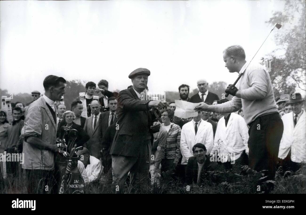 10. Oktober 1966 - Schiedsrichter beendet nach dem ARGUMENT über Regeln IN großen GOLF Kampf zwischen JACK NICKLAUS und GARY PLAYER: Ein Argument über die Regeln des Golfsports- und dann eine Änderung der Schiedsrichter für den Kampf zwischen JACK NICKLAUS und GARY PLAYER für Picadillys £16.000 World Match Play Titel an Wentworth heute. Das Ereignis den Streit zwischen NICKLAUS und Oberst TONY DUNCAN, der Schiedsrichter löste kam nach NICKLAUS seinen Ball in einen Graben angeschlossen hatte. Es wurde von DUNCAN gesagt, er könne den Ball und ein Strafschlag zu zählen Stockfoto