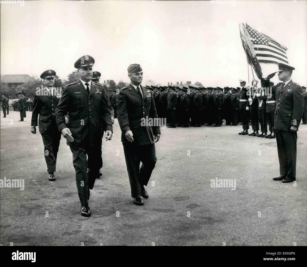 10. Oktober 1966 - dritte US Air Force '' Ändern der Befehl '' Zeremonie an R.A.F Northolt.: bei einer Änderung der Befehl Zeremonie von der dritten USluftwaffe R.A.F Northolt, Middlesex, heute Generalmajor Clyde Box. der neue Kommandant übernahm seine Aufgaben von der scheidenden Kommandeur, General-Major John S. Hardy, Lieut-General Agan Vize-C-in-C. UniRed States Air Forces, Europa, amtierte an der Zeremonie. Foto zeigt Vize-C-in-C. Lieut-General Agan, begleitet von der Parade Offizier (links) prüft die Parade während heutige Zeremonie, gefolgt von Generalmajor John S Stockfoto