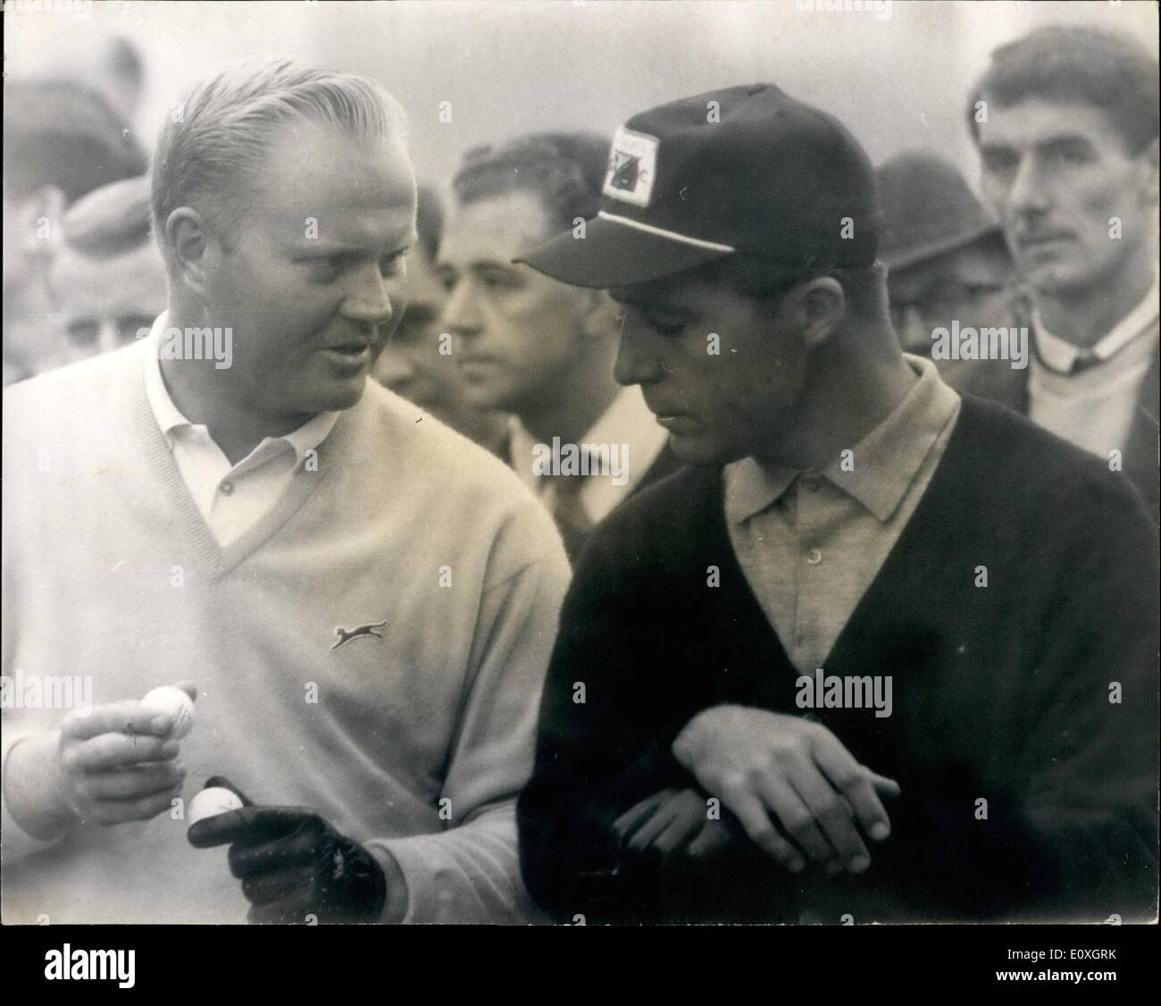 10. Oktober 1966 - Schiedsrichter beendet nach Streit über Regeln im großen Golf-Kampf zwischen Jack Nicklaus und Gary Player: ein Argument über die Regeln des Golfsports- und dann eine Änderung der Schiedsrichter für den Kampf zwischen Jack Nicklaus, der USA und Gary Player in Südamerika für Piccadillys £16.000 World Match Play Titel an Wentworth heute. Das Ereignis löste den Streit zwischen Nicklaus und Oberst Tony Duncan der Schiedsrichter kam nach Nicklaus seinen Ball in einen Graben angeschlossen hatte. Er wurde von Duncan gesagt, er könne den Ball und ein Strafschlag zu zählen Stockfoto