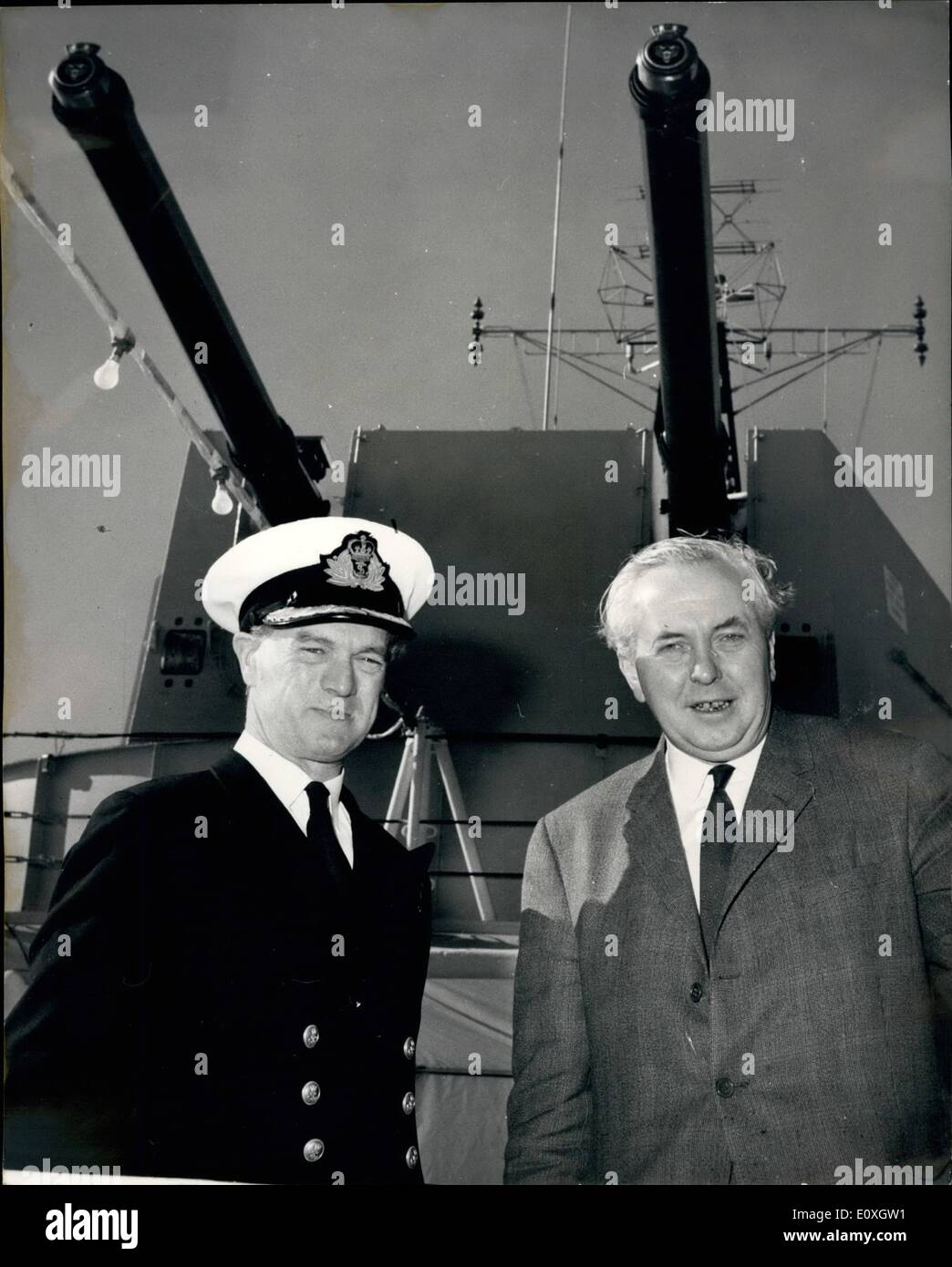12. Dezember 1966 - die große Kanone. An Bord der HMS Tiger: der britische Premierminister Harold Wilson und Kapitän G. Kirby, Kommandant von der Stockfoto