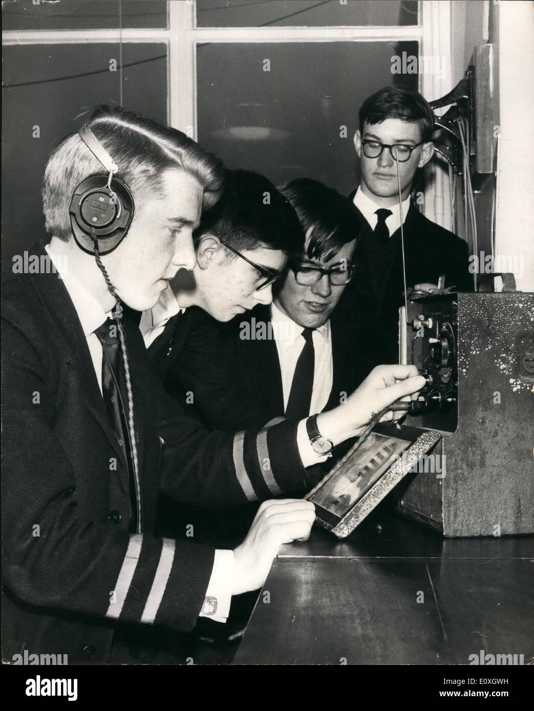 12. Dezember 1966 - Grammar School Boys suchen Sie Website von gesetzt russische Raum-Basis: mit Hilfe von Klassenzimmer-Ausrüstung und einem geliehenen Stockfoto