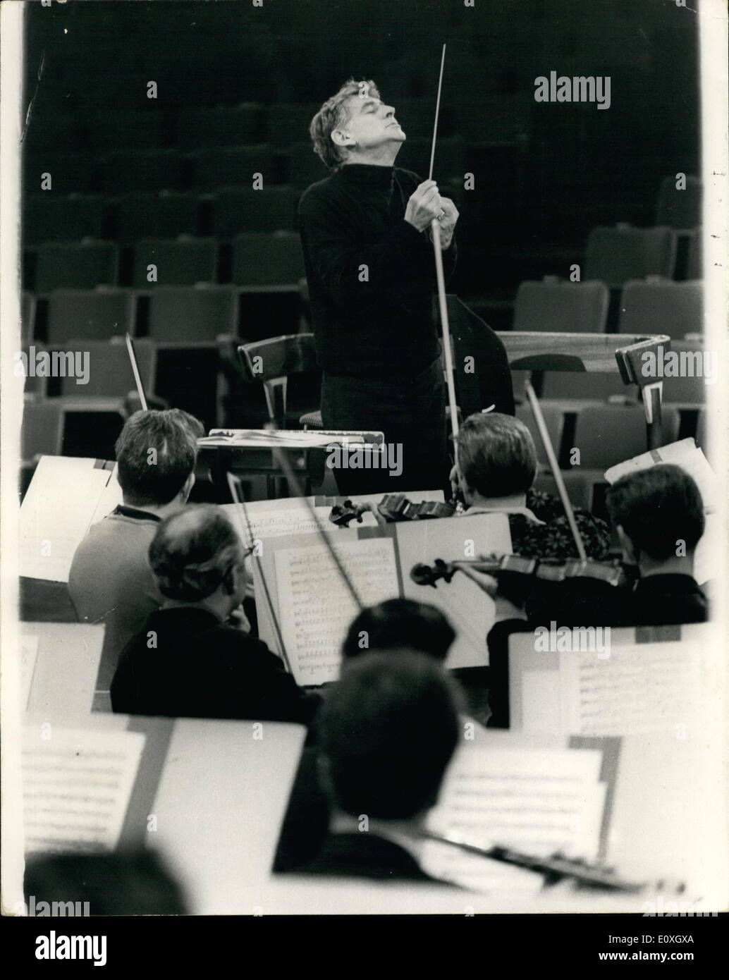 12. Dezember 1966 - probt für London Symphony Orchesterkonzert Leonard Bernstein. Foto zeigt, dass Leonard Bernstein, der berühmte Musikdirektor des New York Philharmonic Orchestra, im Bild heute dirigieren das London Symphony Orchestra, während der Proben für das Konzert heute Abend in der Royal Festival Hall, London. Stockfoto