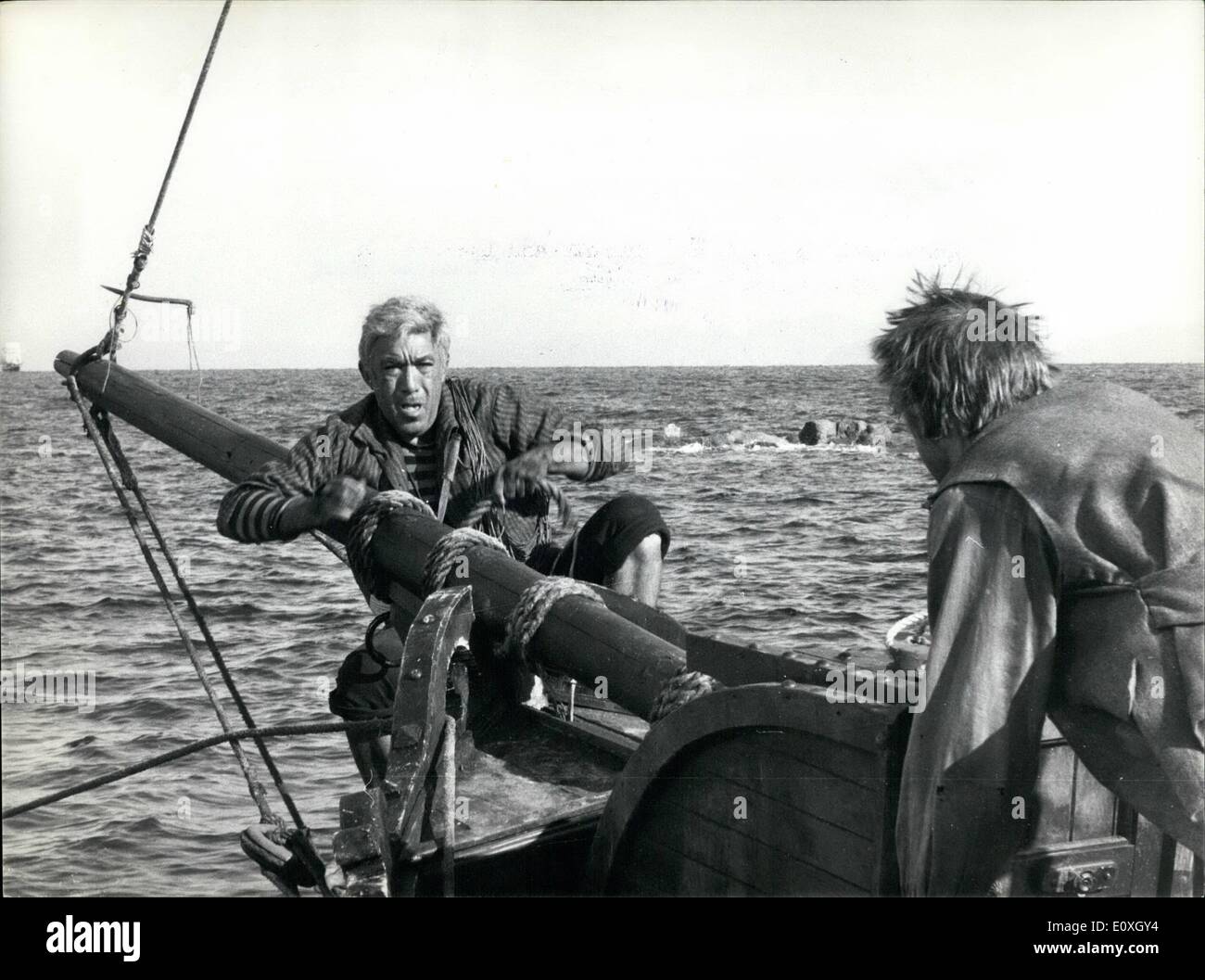 12. Dezember 1966 - ist eine große Besetzung von Schauspielern in Isola d'Emba, in dem Film '' The Rover'' unter der Regie von Terence Young und basierend auf den deskirche von Joseph Conrand, produziert von Alfredo Bini. Die Sterne sind Rosanna Shciaffino, Anthony Quinn, Richard Johnson und Ritus Hayworth. Foto zeigt Anthony Quinn als '' Tenyol'' und Luciano Rossi in einer Szene des Films. Stockfoto