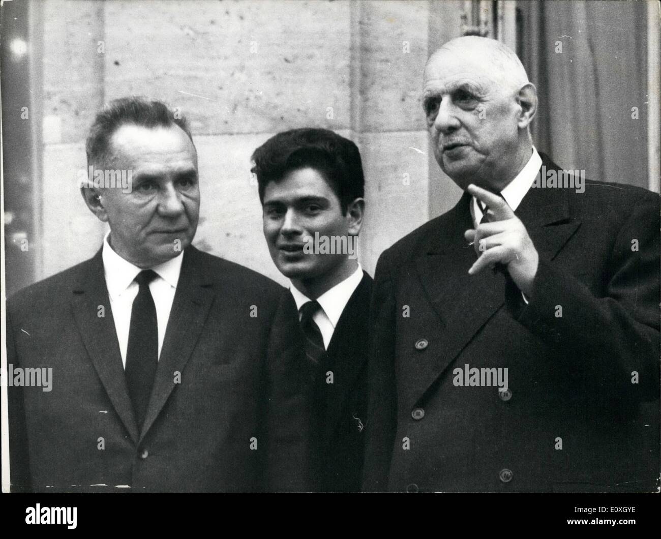 12. Dezember 1966 - Kossygin auf neun-Tage-Besuch in Frankreich: Sowjetischen Ministerpräsidenten Alexei Kosygin In Paris für einen neuntägigen Besuch in Frankreich angekommen. Das Foto zeigt Kosygin abgebildet mit De Gaulle bei der Elysee-Palast This Morning. Im Zentrum der russischen Dolmetscher. Stockfoto