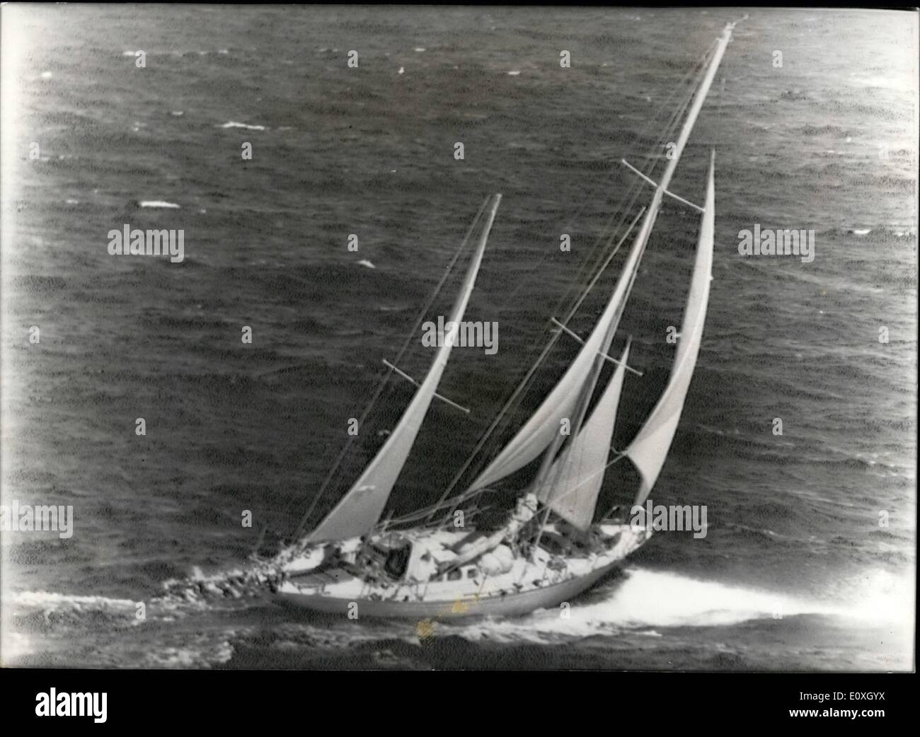 12. Dezember 1966 - LONE britische Segler nähert sich australischen PORT ON HIS ROUND-THE-WORLD VOYAGE: Lone britische Segler, 65-j hrige Stockfoto