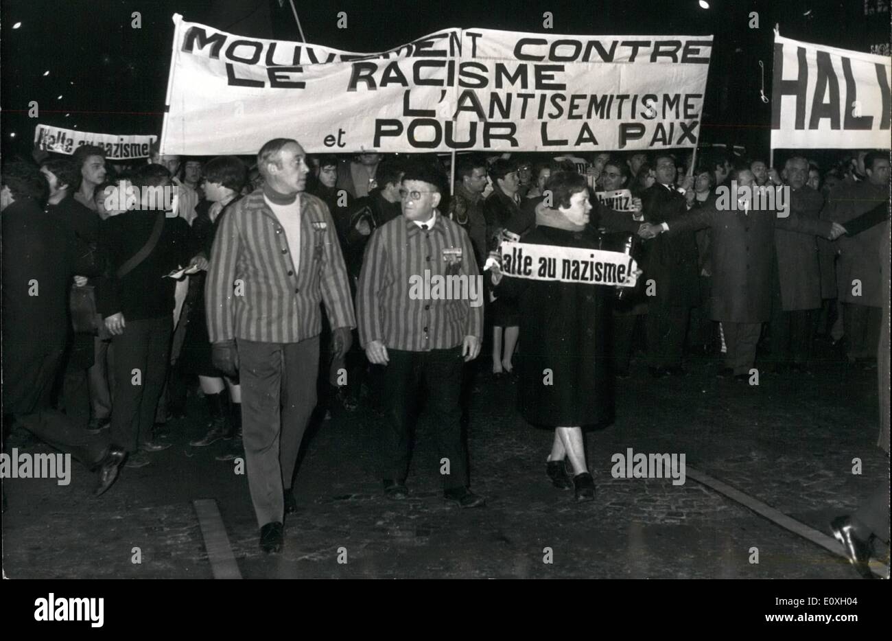12. Dezember 1966 - ehemaliger Deportierter Bühne Anti-Nazi-Demonstration in Paris. Eine Demonstration von ehemaligen deportierten und Opfer inszeniert Stockfoto