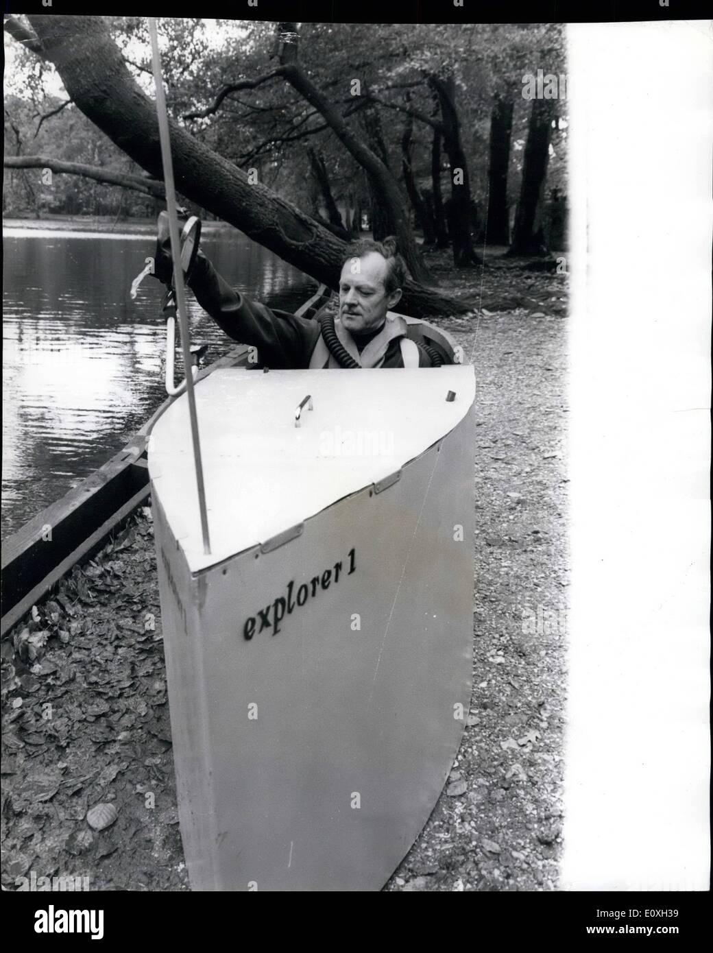 10. Oktober 1966 - Einmann-u-Boot. Für £35 gebaut. Mr. George Cooke ausprobiert gestern ein neues Stück von landwirtschaftlichen Geräten. ein ein-Mann-u-Boot. Mr. Cooke, ein Elektronikingenieur bei der Royal Aircraft Establishment, Farnborough, es in seine Stube für £35 gebaut. Die Tatsache, dass sie aussehen wie eine überwucherten Sardine Dose zufällig, aber auf den Punkt. Da das u-Boot, Explorer, ich könnte auch als ein neues Stück der Ausrüstung für die Fischerei beschrieben werden. Herr Stockfoto
