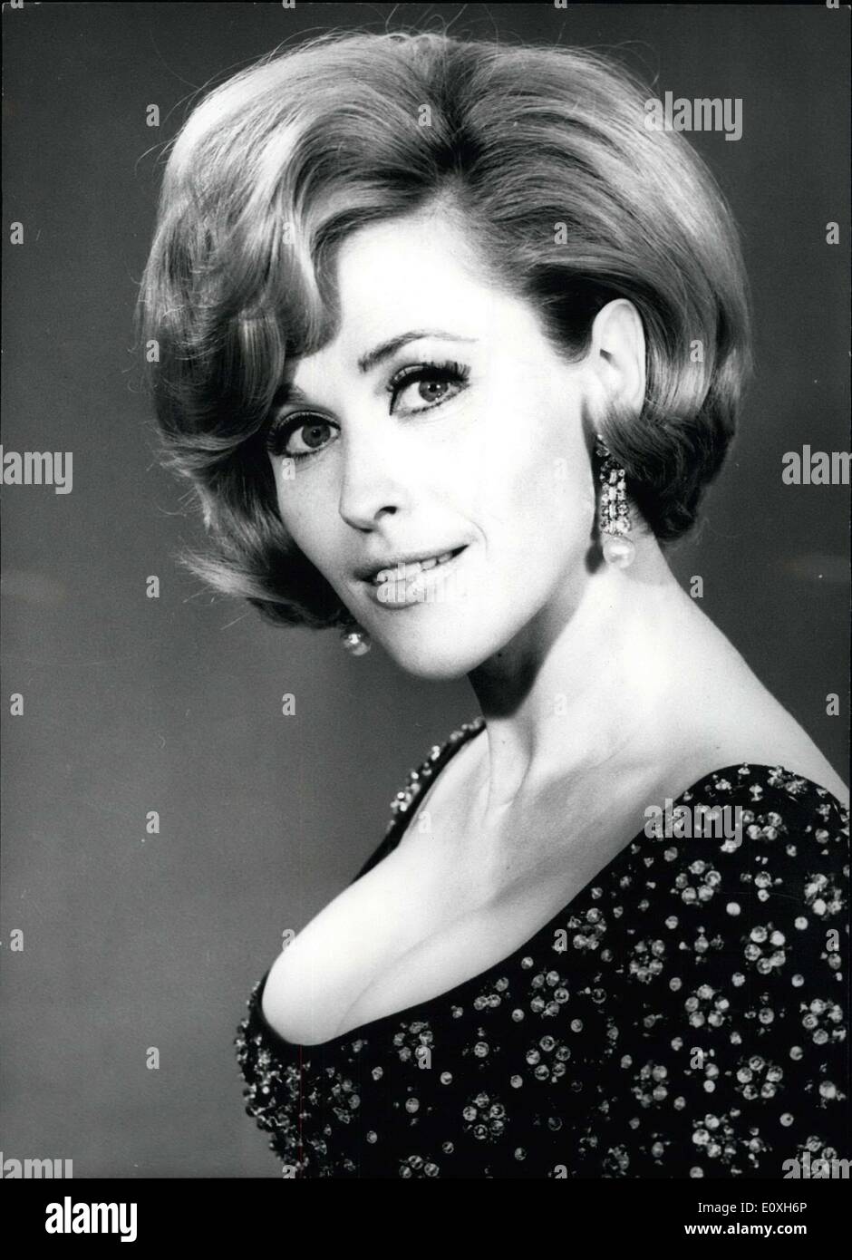 19. Dezember 1966 - '' Mister''... ist der Name der konstante und bei der treuesten Begleiter der schwedischen Sängerin Bibi Johns lebt in München. Er werden eifersüchtig verfolgt alle '' Aufführungen '' von seiner Madame induziert nur mit Schein und Bosheit im attiring Raum warten '' Mylady'' auf der Bühne steht und von begeisterten Fans geehrt Stockfoto