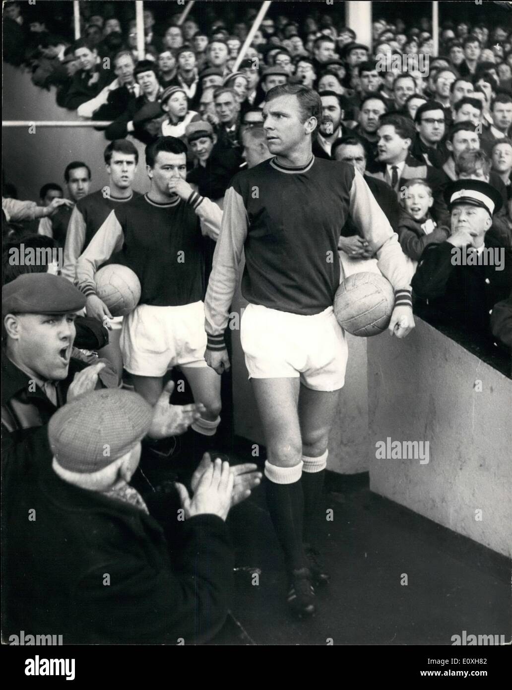 31. Dezember 1966 - nimmt 31.12.66 Bobby Moore (O.B.E) das Feld für die heutige West Ham vs. Leicester Fußballspiel. Bobby Moore, Kapitän von West Ham United, und auch Kapitän der englischen Fußball-Nationalmannschaft ist der O.B.C. entsprechend der New Year Honours List zu erhalten, die Morgen 1. Januar 1967 bekannt gegeben werden. Heute er führte sein Team auf dem Feld mit dieser Nachricht ein Geheimnis aus der Krone. Foto zeigt: Bobby Moore führt sein Team auf dem Feld für das Spiel. Stockfoto