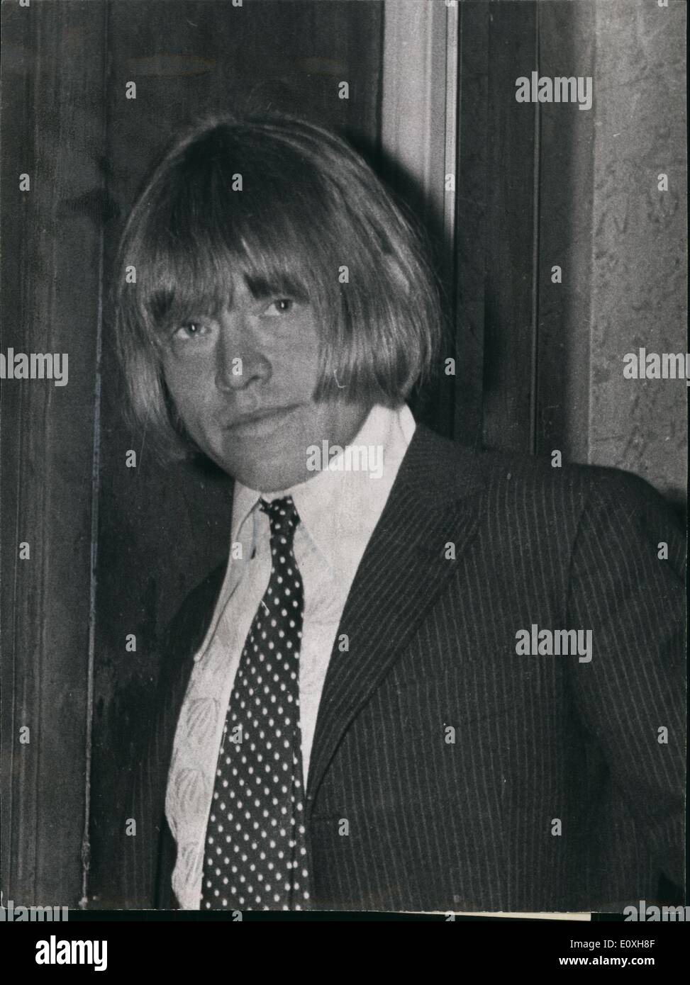 Dez. 00, 1967 - Rolling Stone Brian Jones für neun Monate ins Gefängnis: Rolling Stones-Gitarrist Braian Jones, 25, wurde für insgesamt Nie Monate heute Nachmittag nach der Zulassung von zwei Drogeaufladungen gefangengesetzt. Er ordnete auch £265.10s Kosten des Verfahrens aufzuerlegen. Für die Genehmigung seiner Wohnung zum Rauchen von Cannabis verwendet werden, wurde Jones für neun Monate mit gleichzeitigen drei Monate wegen des Besitzes von Cannabis gefangengesetzt. Jones-Anwalt, Herrn James '' Illegible'' QC, fragte für Strafkaution bis Rechtsmittel gegen Satz, aber dies wurde durch den Vorsitzenden, Herrn Seaton abgelehnt Stockfoto