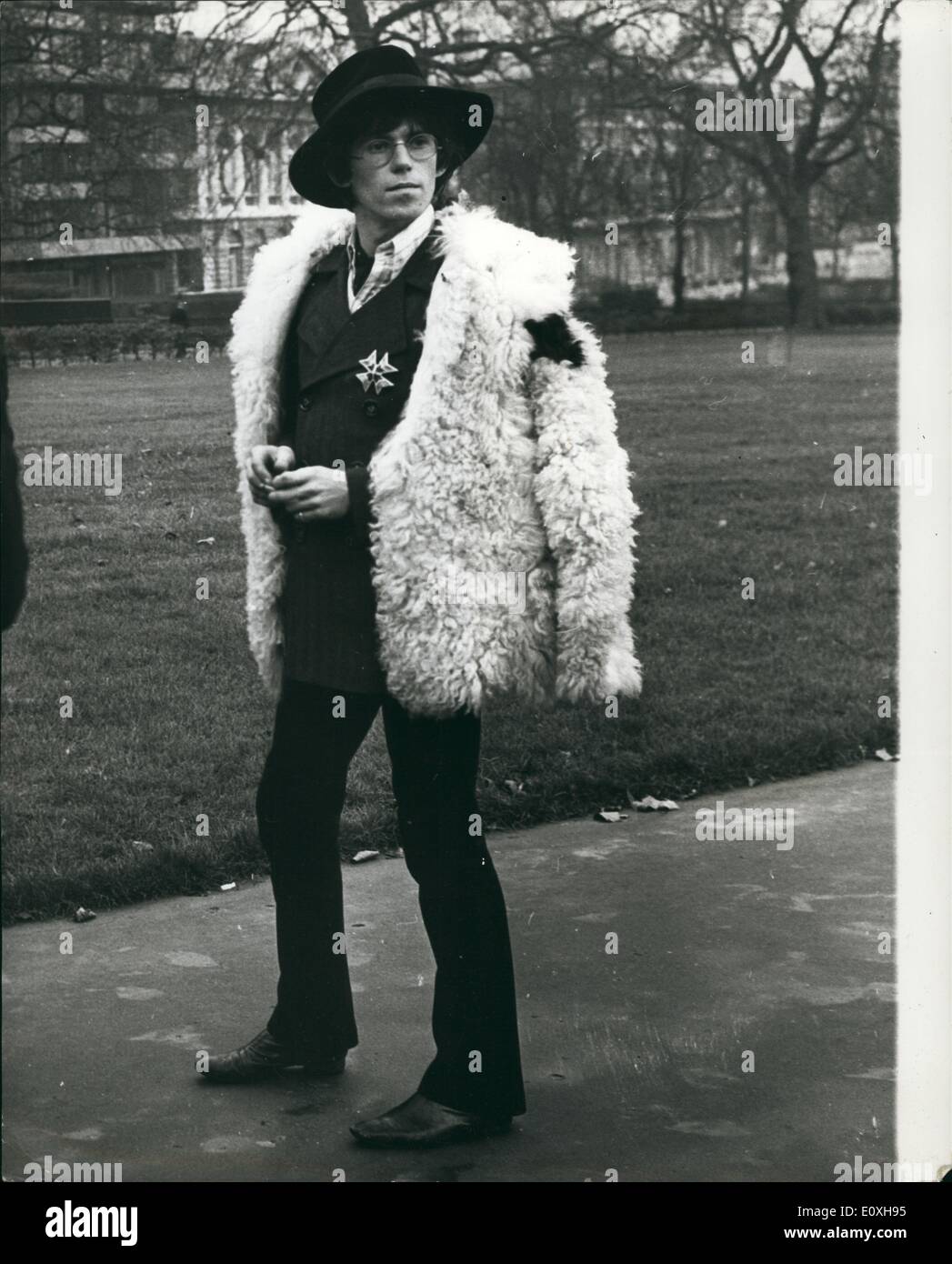 1. Januar 1967 - The Rolling Stones für die Ed Sullivan Show: gab es einen Fototermin in London heute Nachmittag der Rolling Stones, vor deren fliegen in die USA am Freitag der 13. (), die von Küste zu Küste Ed Sullivan Show im Fernsehen am Sonntag, dem 15. durchzuführen. Die Stones fliegen Sie zurück nach England zu ihren ersten Auftritt immer am darauffolgenden Sonntag auf der Palladium-TV-Show. Foto zeigt einen der Rolling Stones - Keith Richard, heute in Green Park abgebildet. Stockfoto