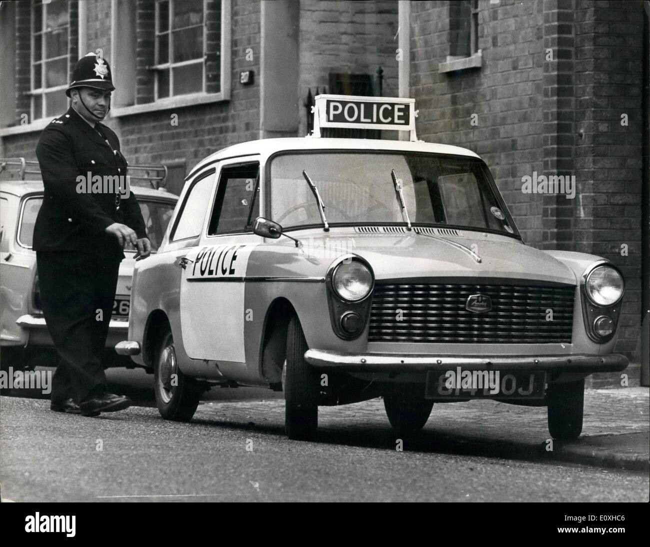 10. Oktober 1966 - '' Panda'' Streifenwagen in Birmingham.: In Birmingham gestern, acht Polizisten ging zurück auf die '' Dorf Bobby'' Rolle als Teil eines Experiments 12 Monate. Die acht Polizisten kann funktionieren jetzt alle acht-Stunden-Schicht sie wählen, und tragen Sie zivile immer dann, wenn Kleidung die bitte. Sie sollen auch mit der Öffentlichkeit in ihren eigenen '' Dorf '' Kneipen, Geschäfte und Cafés zu mischen. Die Männer auf dem Schlag werden von Offizieren in vier '' Panda'' Streifenwagen, in markanten Farben weiß und Türkis lackiert unterstützt werden. Birminghams Chief Constable, Herr, sagt Stockfoto