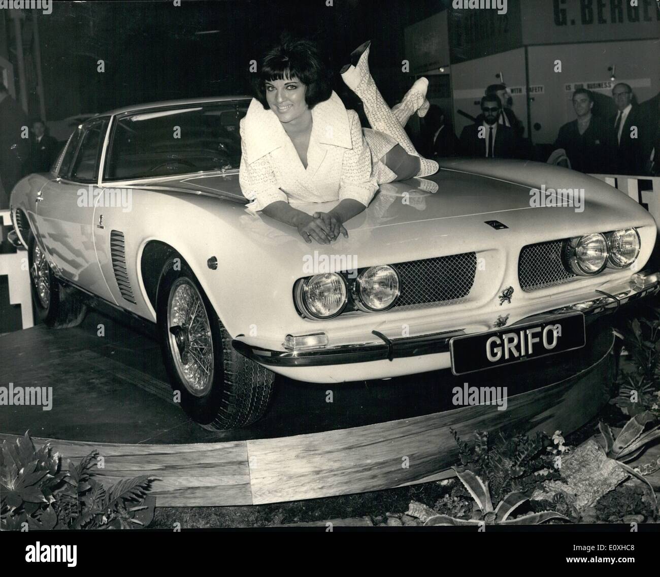 10. Oktober 1966 - Vorschau auf der Motor Show. Hoto zeigt:-Rita Romano abgebildet mit dem Iso Grifo-2-Sitzer-Sportwagen, ein Stockfoto