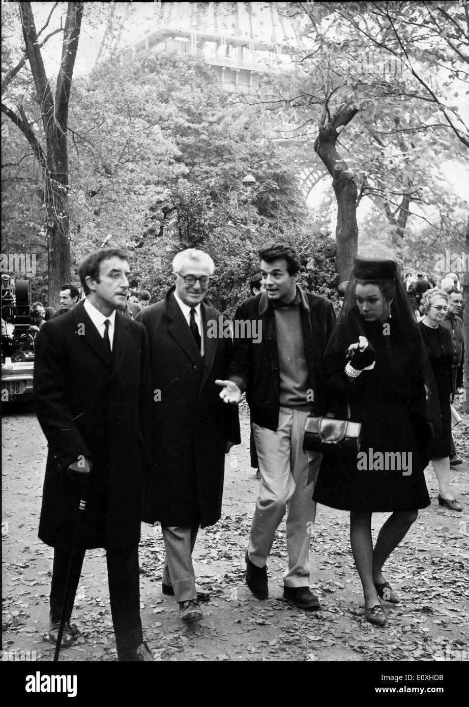 Schauspielerin Shirley MacLaine und Peter Sellers in "Frauen mal sieben" Stockfoto