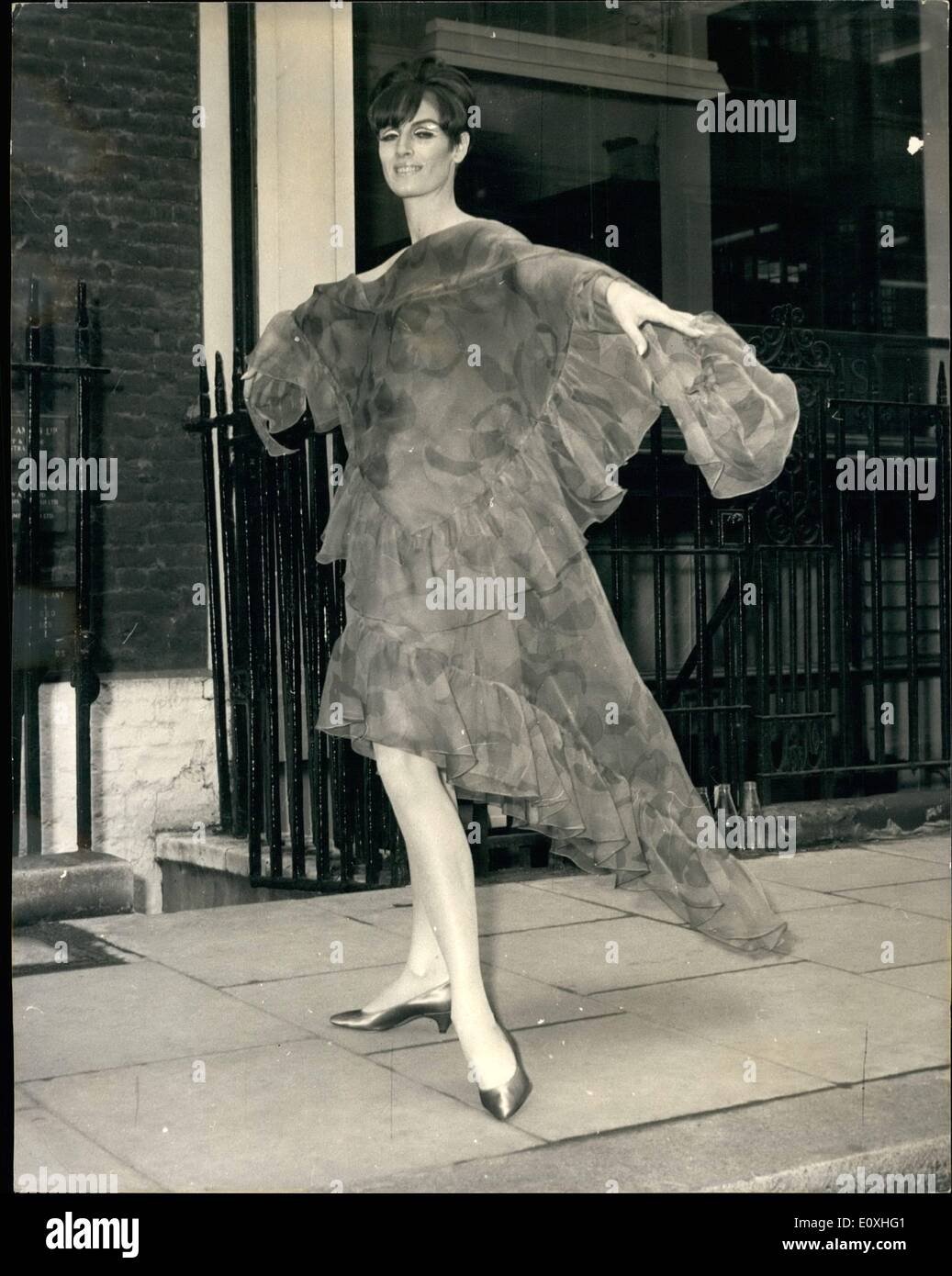 01. Januar 1967 - Hardy Amies Fashion Show. Foto zeigt Philippa Wakeham, trägt ''Rio ~ita'' - ein Abendkleid in Orange und mit Cerise bedrucktem Seidenorganza - bei der heutigen Ausstellung der Hardy Amies Frühjahr- und Sommerkollektion in London. Stockfoto