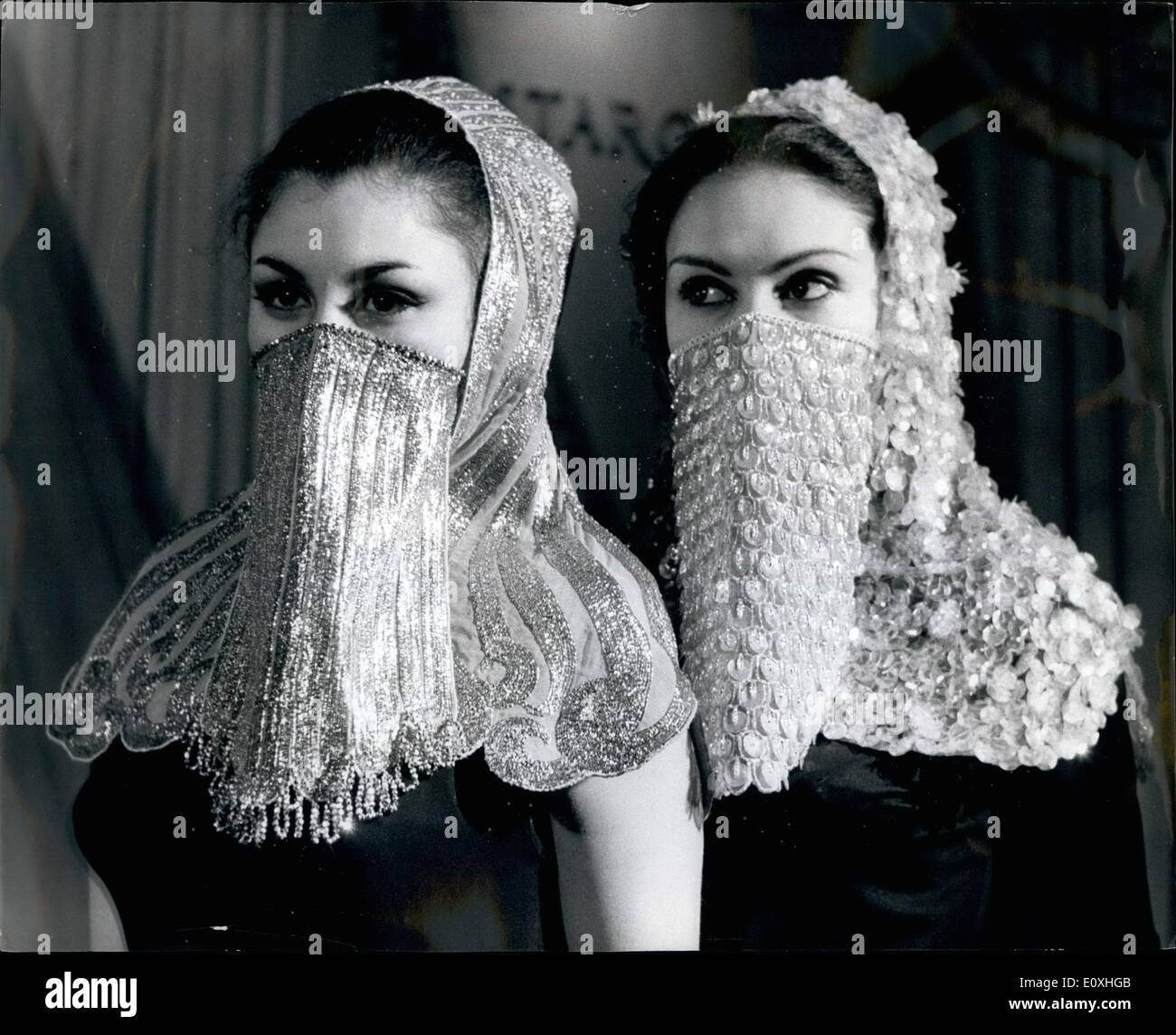 1. Januar 1967 - Modenschau in London. Assoziierte Mitglieder aufgenommen Society of London Fashion Designer, ihre neue Designs und reicht heute für Frühjahr/Sommer 1967 bei Colanese Haus Hanover Square angezeigt. Das Foto zeigt zwei Theater-Hauben mit Yashmaks, getragen von Simone in goldenen Plastilan und Angela Harvey in Pailletten auf Netz. Stockfoto