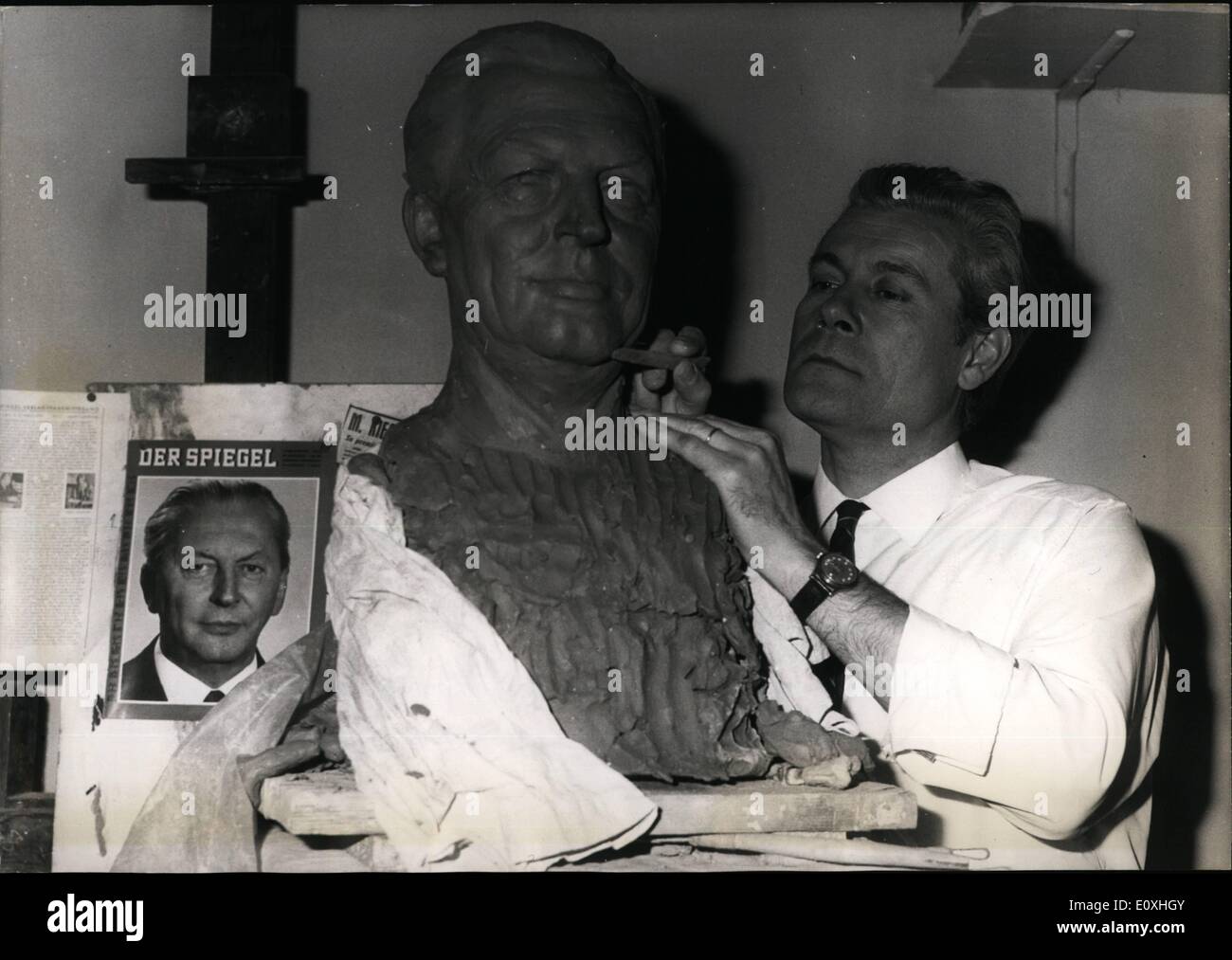 1. Januar 1967 - Kiessinger, kommen andere Prominente im Grevin Wachsfigurenkabinett: Grevin das berühmte Paris Museum von Wachsfiguren, haben ein neues Bildnis, der neue Bundeskanzler Kiessinger. Das Foto zeigt Grevins Bildhauers Barbieri arbeiten auf Kiessingers geformten Kopf. Stockfoto