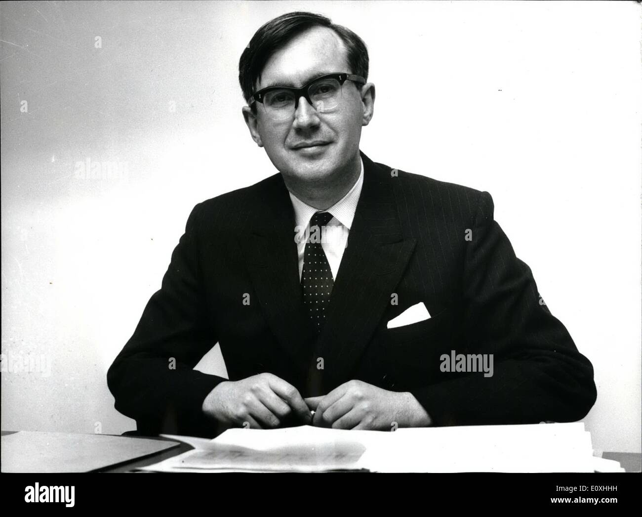 1. Januar 1967 - neue Herausgeber der Times; Mr William Rees-Mogg, 38 Jahre alt Deputy Editor von der Sunday Times, war Herausgeber der Times gestern ernannt. Der neue Termin wurde gestern vom Times Newspapers Ltd., The Times und The Sunday Times besitzen jetzt angekündigt. Foto zeigt Herr William Rees-Mogg heute in der Redaktion bei der Times heute abgebildet. Stockfoto