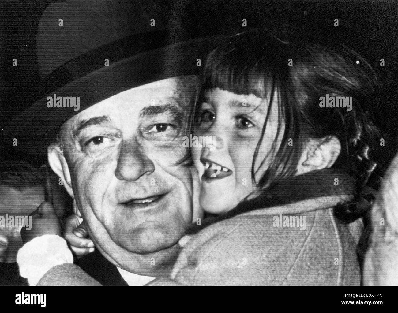 Präsident Lyndon B. Johnson umarmt seine Enkelin Stockfoto