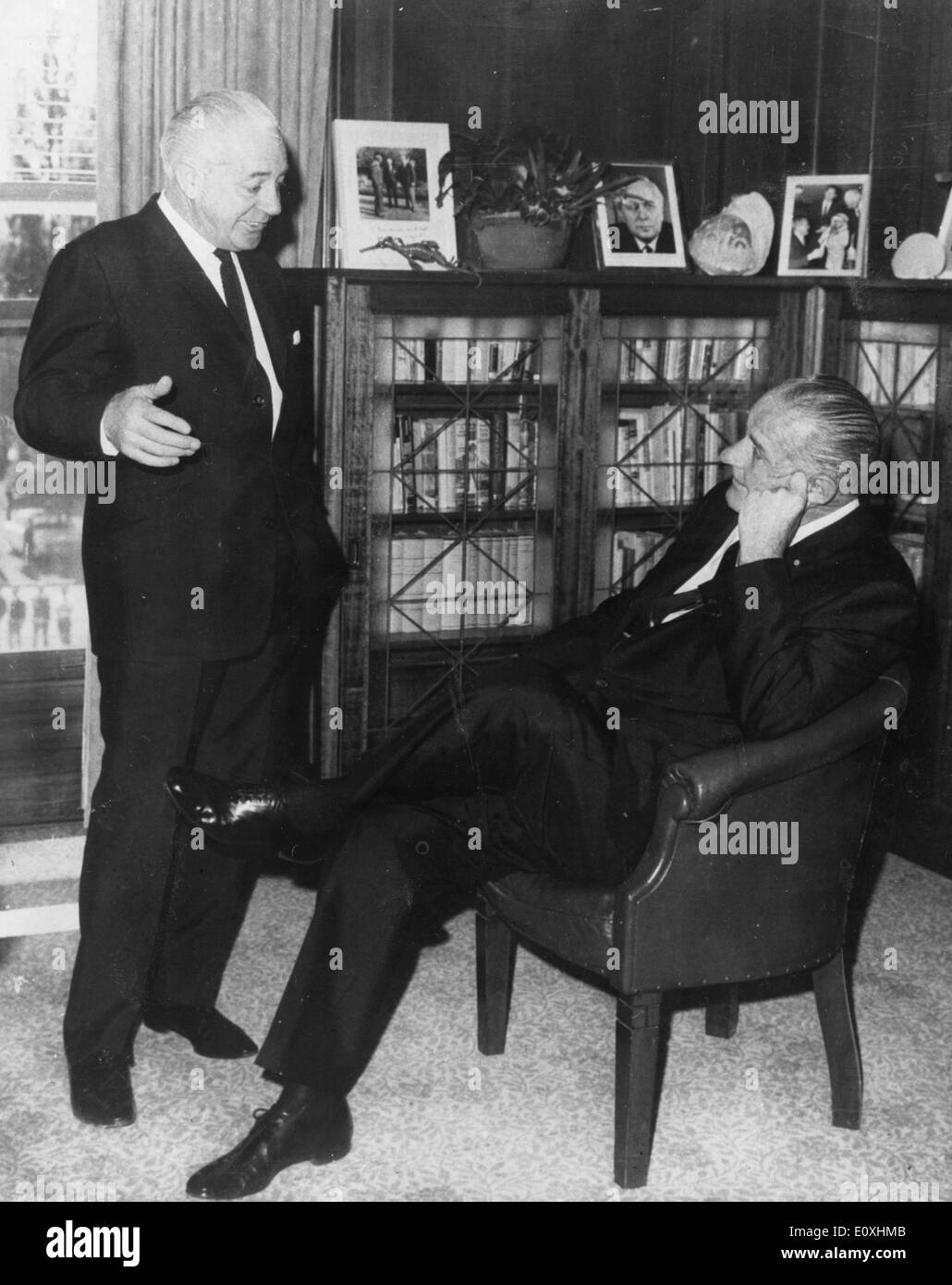 25. Oktober 1966 - Canberra, District Of Columbia, Australien - LYNDON BAINES JOHNSON (27. August 1908 - 22. Januar 1973) oft als LBJ bezeichnet, war der 36. Präsident der USA (1963-1969) nach seinem Dienst als 37. Vizepräsident der USA (1961-1963). Im Bild: Mit Austraiian PM HOLT. Stockfoto
