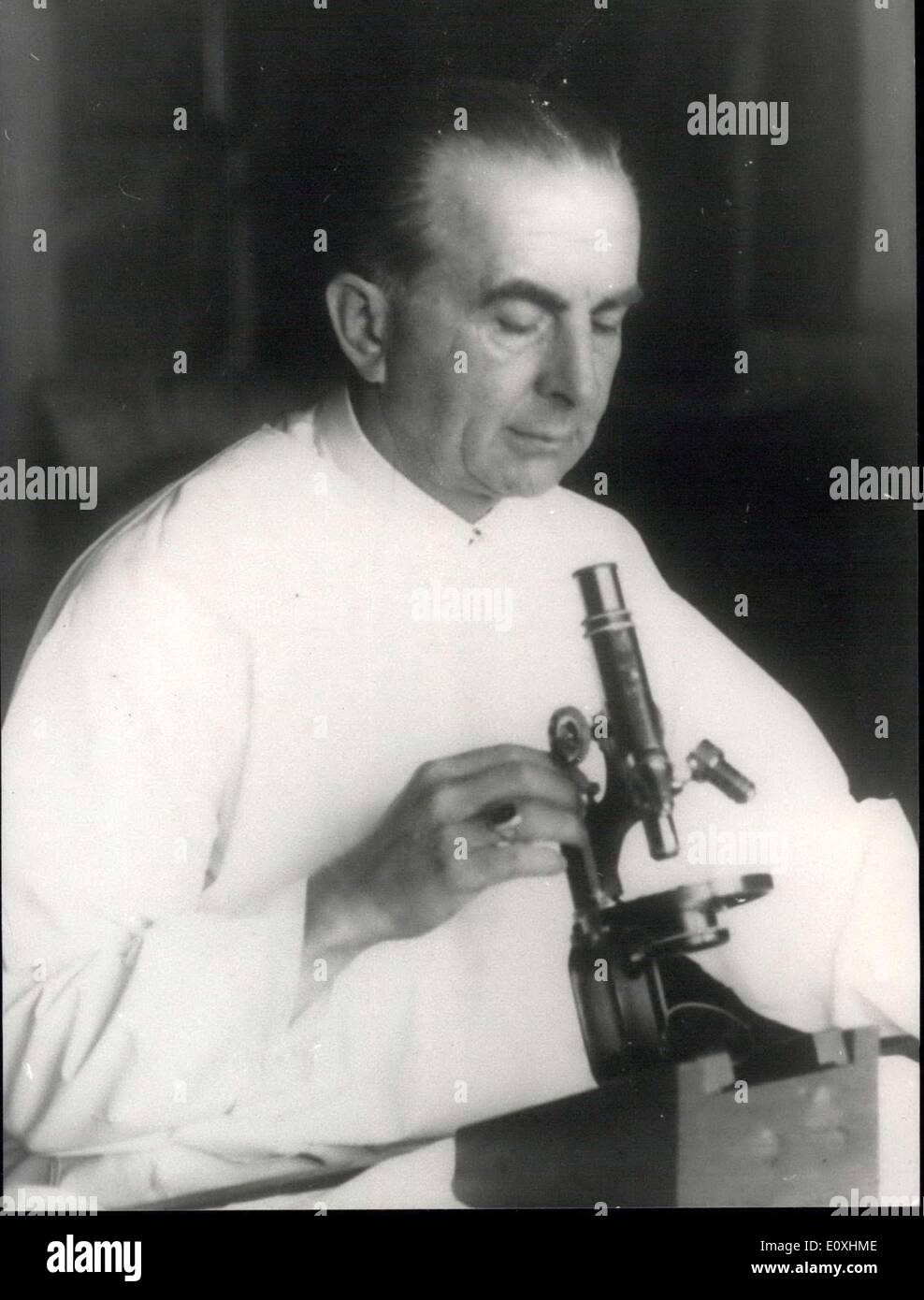 26. Oktober 1966 - starb Schweizer Pionier der zahnärztlichen Chirurgie. Zürich starb am 26. Dr. Eduard Albert Fisch im Alter von 70 Jahren. Er ist Autor von zahlreichen Verträgen auf dem Gebiet der dentalen Therapeuty wo er hingegeben hat die Ergebnisse ihrer Forschungsarbeit eine lange Lebenserfahrung. Er war eine Kapazität von Weltruf und hatte auf Ozon-Therapie spezialisiert. Stockfoto