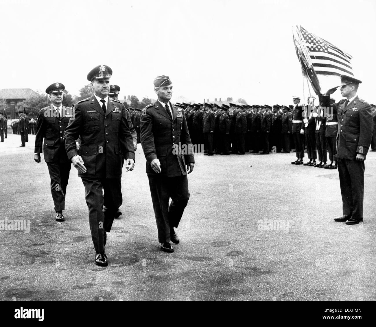 Bei einer Änderung des Befehls Zeremonie der uns Dritte Luftwaffe R.A.F Northolt, Middlesex, Generalmajor Clyde Box, der neue Kommandant, übernahm seine Aufgaben von der scheidenden Kommandeur, Generalmajor John S. Hardy, Lieut General Agan, Vive C in C. United States Air Forces, Europa, amtierte an der Zeremonie. Bild zeigt, Vice C-in-C LIEUT allgemeine AGAN (L), gefolgt von Generalmajor JOHN HARDY (L. hinter) und Generalmajor CLYDE BOX (fast versteckt). Stockfoto