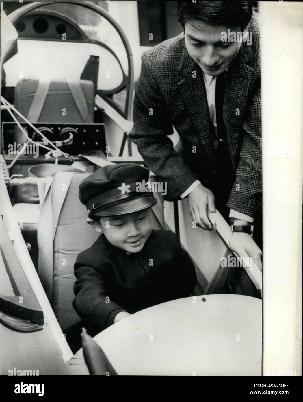 5. November 1966 - trug kleine japanische Prinz hat A Tag, In seiner neuen Schülers gleichmäßige kleine Prinz Hiro, ältester Sohn des Kronprinzen und der Prinzessin von Japan, seines Schülers Uniform zum ersten Mal, wenn er seine Schule Festival in Tokio besucht. Foto zeigt:-tragen seines Schülers-uniform, Prinz Hiro sitzt in einem Segelflugzeug, ausgestellt auf dem Festival in Mejiro, Tokio, und die Steuerung funktioniert. Stockfoto