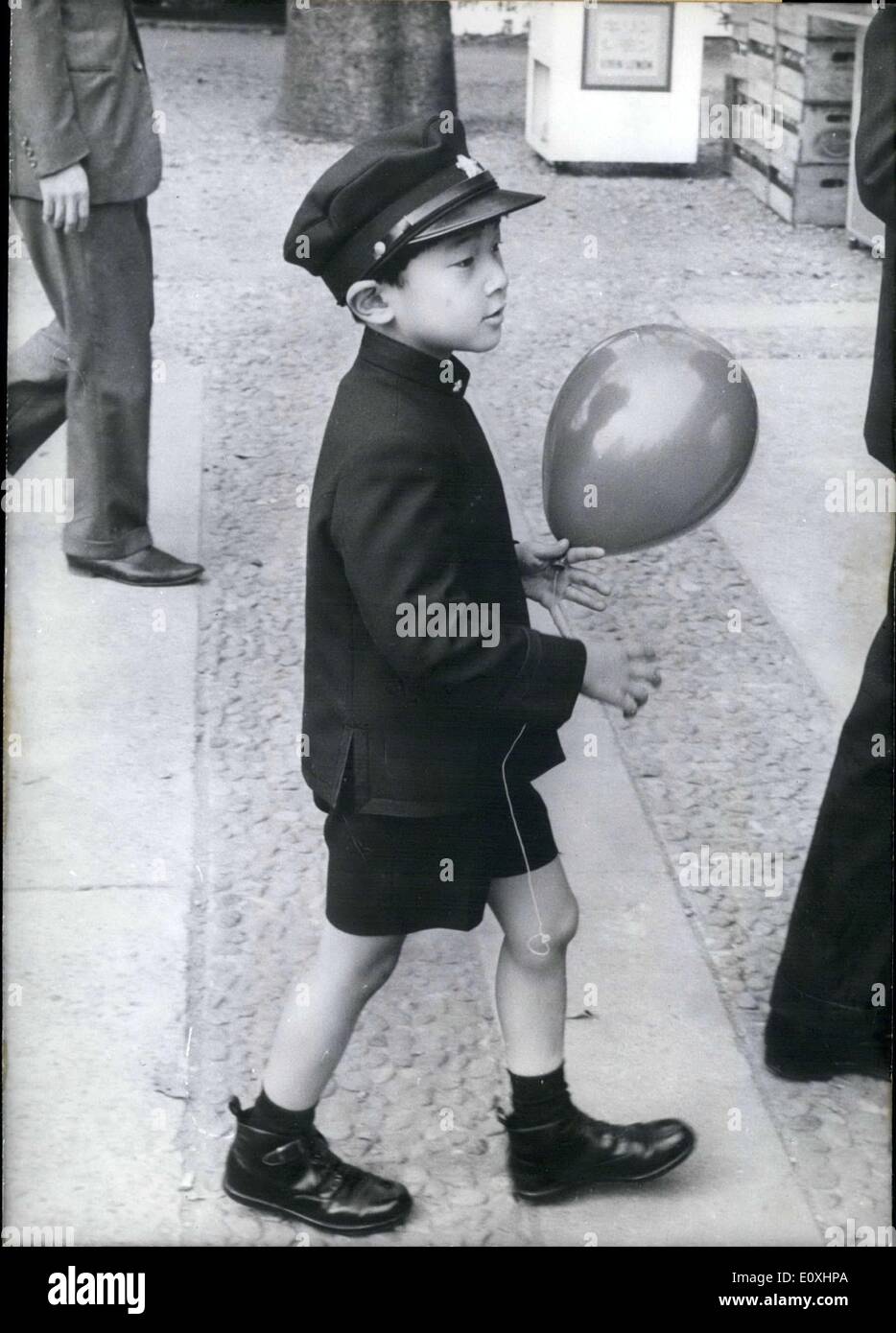 7. November 1966 - ein großer Tag für der kleine Prinz: Prinz Hiro von Japan ist von Kopf bis Fuß in Schule Insignien geschmückt. Er ist der älteste Sohn des Kronprinzen von Japan. Er war sehr stolz darauf, zum ersten Mal seine Schuluniform tragen; Allerdings ist er nicht wirklich ein "Student" noch. Sie können sehen, er hat immer noch einen "kindlichen" Blick zu ihm, als er einen Ballon fest in der Hand Kupplungen. Stockfoto
