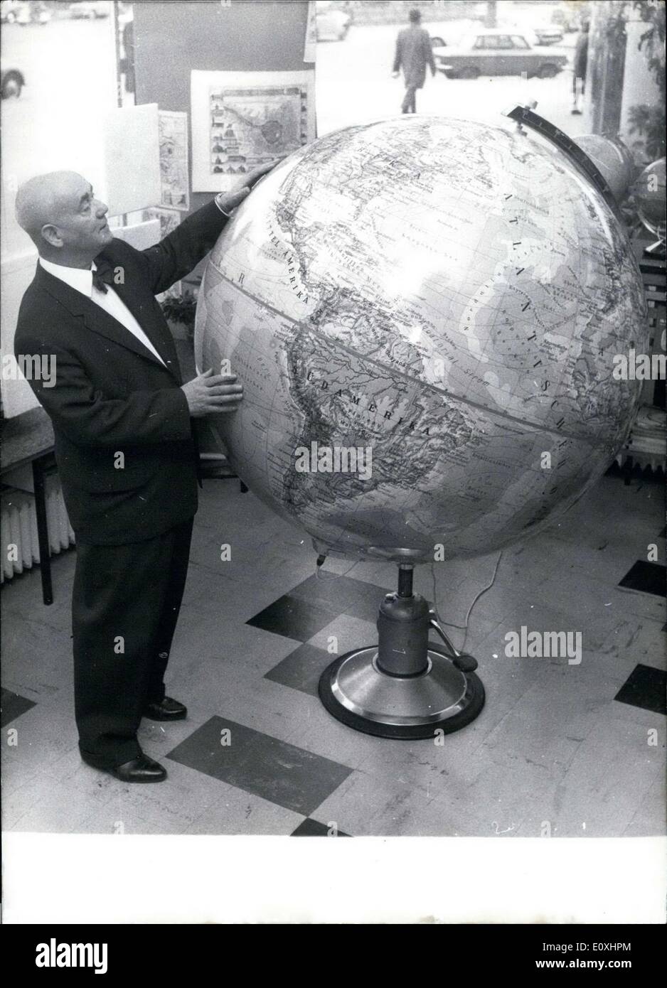 10. November 1966 - wäre nicht dieser Welt wahrscheinlich auf einem Schreibtisch passen. Es hat einen Durchmesser von 127,6 cm, leuchtet aus Stockfoto