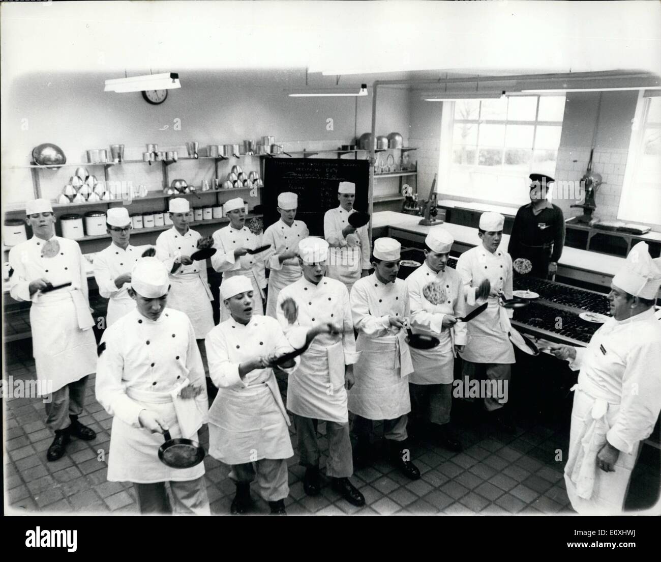 1. Januar 1967 - lernen, wie man werfen a; die Armee Pfannkuchen Weg. Möglicherweise gibt es etwas mehr als zwei Wochen bis zum Faschingsdienstag gehen, aber wenn der Tag dämmert catering Armeekorps nicht gehen, um mit ihren Pancakers getan gefangen werden, entsprechend 50 Auszubildende Köche bei Corps offenbarte er in Aldershot, für welche die Tafel werden bereitgestellt wurden '' Handbuch der Armee catering Dienstleistungen Rezept Nr. 559. Pfannkuchen, 50. '' das Kommando über die Übung war ehemaliger Offizier William Janner, Berm- und das Bit, wo die Pacakes geworfen wurden, erwies sich als ein nur leicht fehlerhafte Mast Stück militärischer Präzision Stockfoto