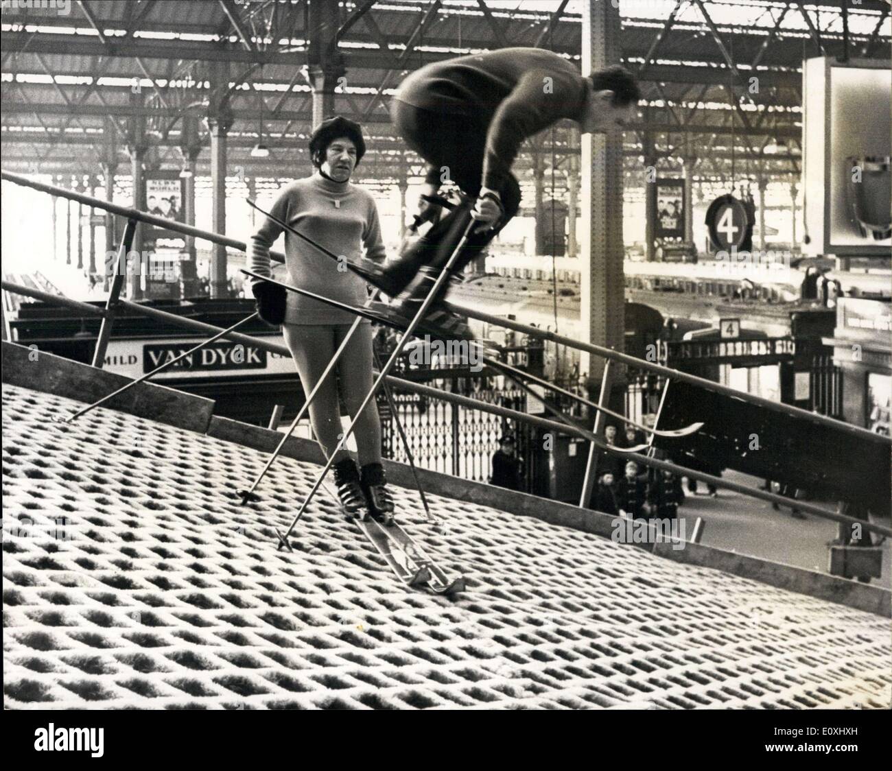 2. Januar 1967 - schottischen vierzehn Tage: '' trocken '' Skiabfahrt am Bahnhof Waterloo: erfahrene Skifahrer waren in Aktion auf einem '' trocken '' Piste an der Waterloo Station in London. Auf einem anderen Teil der Bahnhofshalle war ein Haggis-Essen Wettbewerb im Gange. Es ist alles Teil des schottischen Urlaub zwei Wochen an der Waterloo Station ab heute bis 14 Januar, arrangiert von British Rail in Verbindung mit dem Scottish Tourist Board und British Travel Association, Davis MacBrayne Ltd., schottische Ferienorten und anderen Beteiligten bei der Förderung des schottischen Tourismus Stockfoto