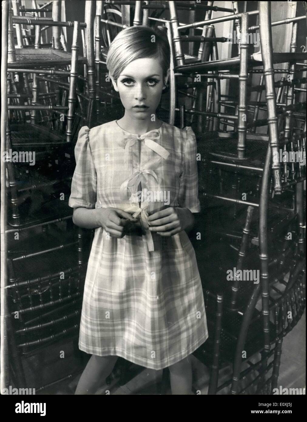 2. Februar 1967 - und jetzt ist es Twiggy - The Fashion Chief.: Twiggy, das  berühmte 17-jährige Modell gestern startete eine neue Reihe von Kleidung,  mit der Twiggy-Label und entwickelt, fo ihr