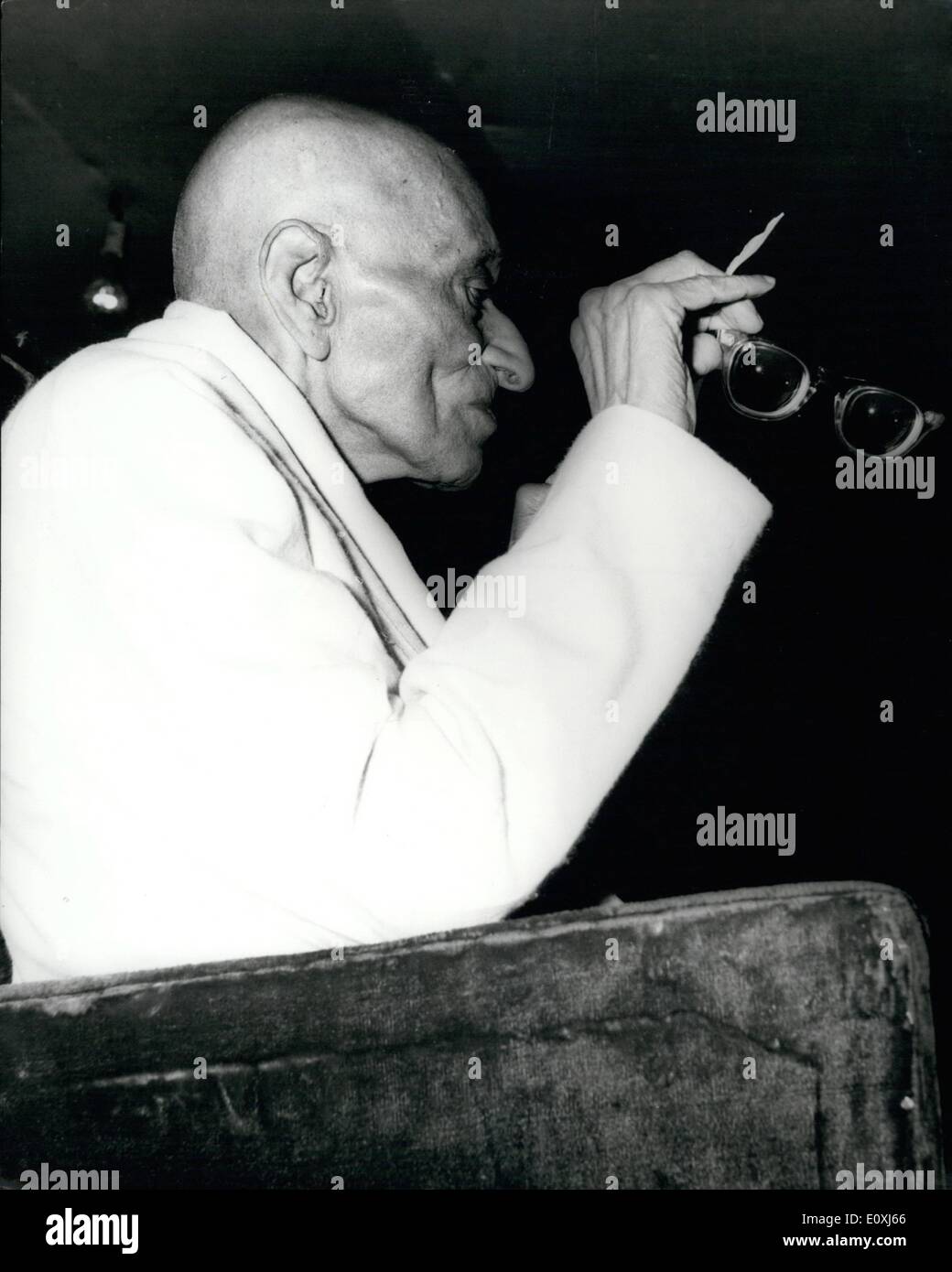 02. Feb 1967 - Wahlschocks für Frau Gandhi: Frau Gandhis regierende Kongresspartei hat eine Reihe von Schocks Niederlagen sowohl von der Linken als auch von der Rechten erlitten, als sie heute in den frühen Rückkehren der einwöchigen indischen Wahlen zu sehen waren. Zwischen der Juan Sangh und der rechten Svatantra Partei, hatte die Kongreßpartei eine schwierige Zeit im Westeren Wüstenstaat von Rajaasthan. Der Kongress hat 25 von 50 Sitzen in der Staatsversammlung gewonnen und eine Verweigerungsbewegung würde den Weg für eine Regierung des Koalitionsstaates öffnen. Die SchwanAntra Partei, deren Führer Mr. C ist Stockfoto